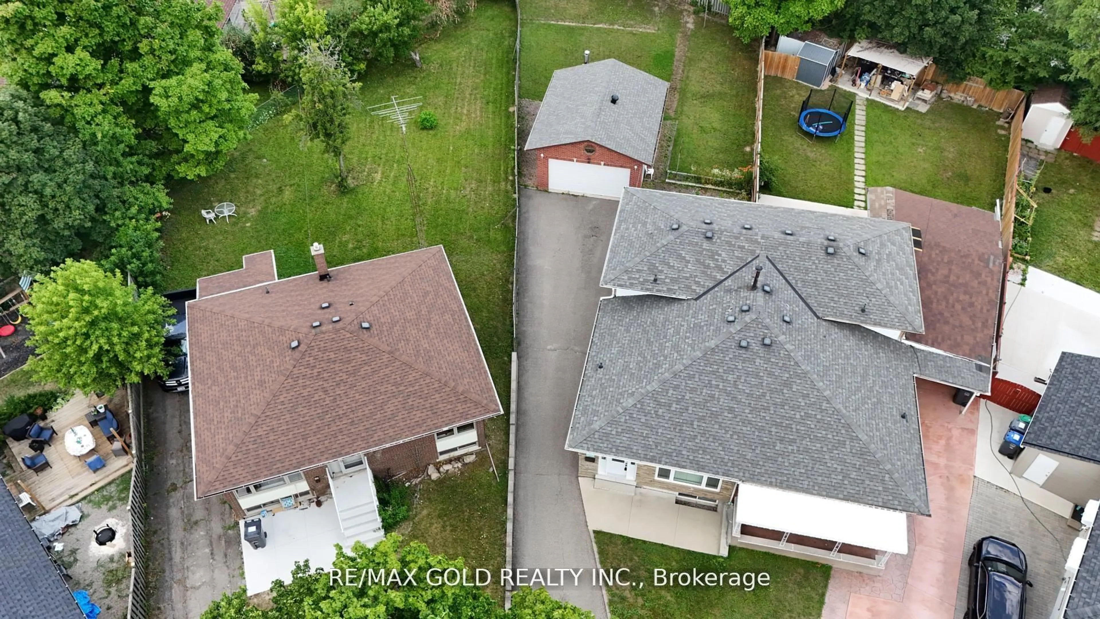 A pic from outside/outdoor area/front of a property/back of a property/a pic from drone, street for 44 Chatsworth Dr, Brampton Ontario L6X 2L9