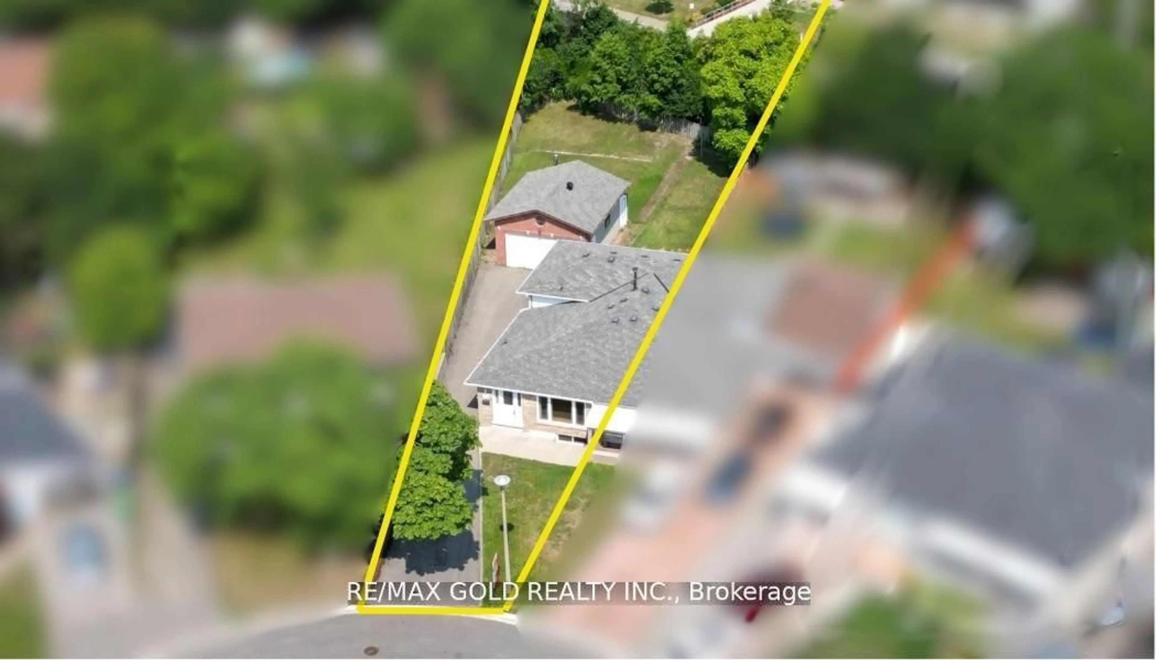 A pic from outside/outdoor area/front of a property/back of a property/a pic from drone, unknown for 44 Chatsworth Dr, Brampton Ontario L6X 2L9