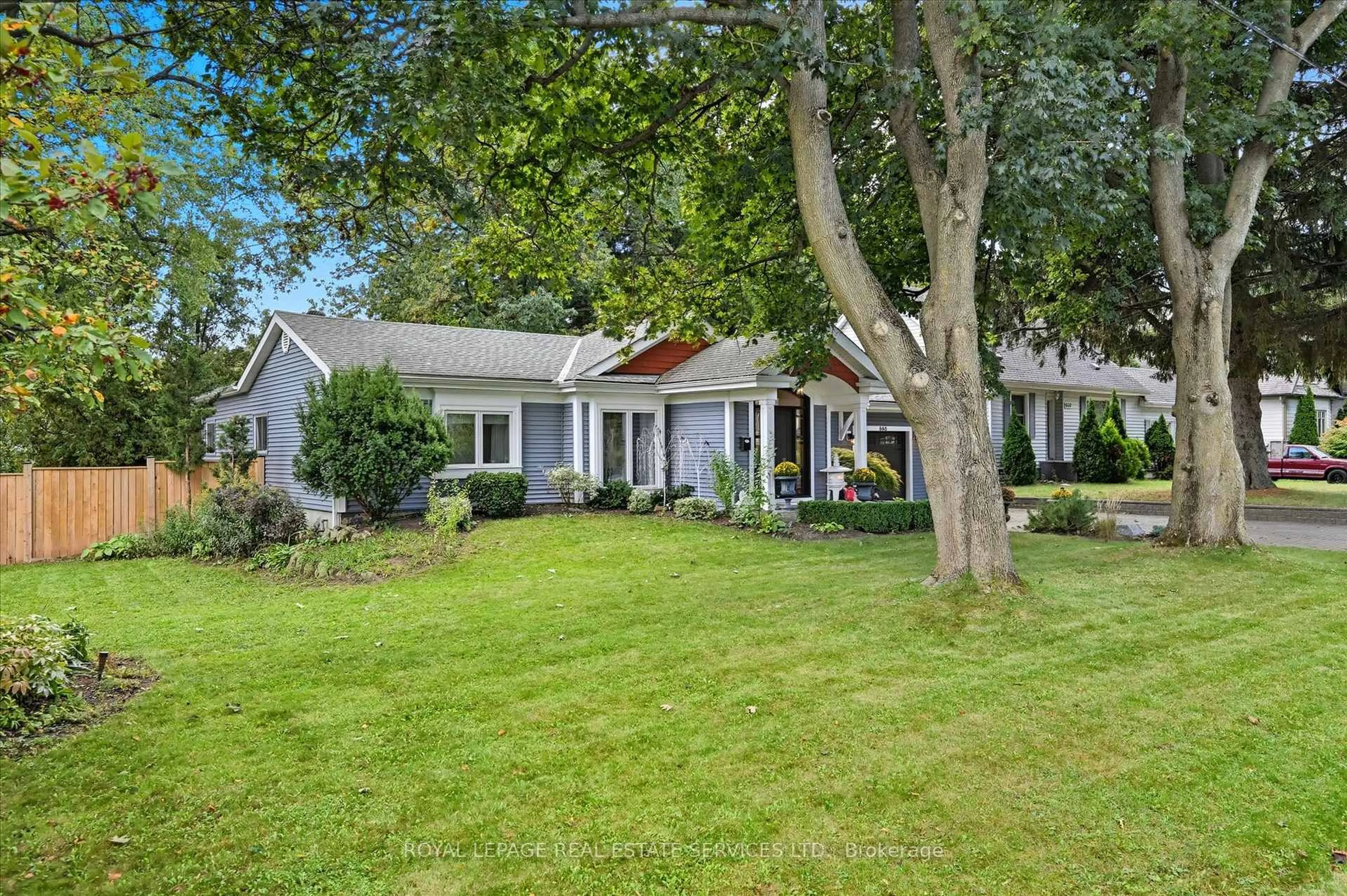 A pic from outside/outdoor area/front of a property/back of a property/a pic from drone, street for 666 Cedar Ave, Burlington Ontario L7T 2R5
