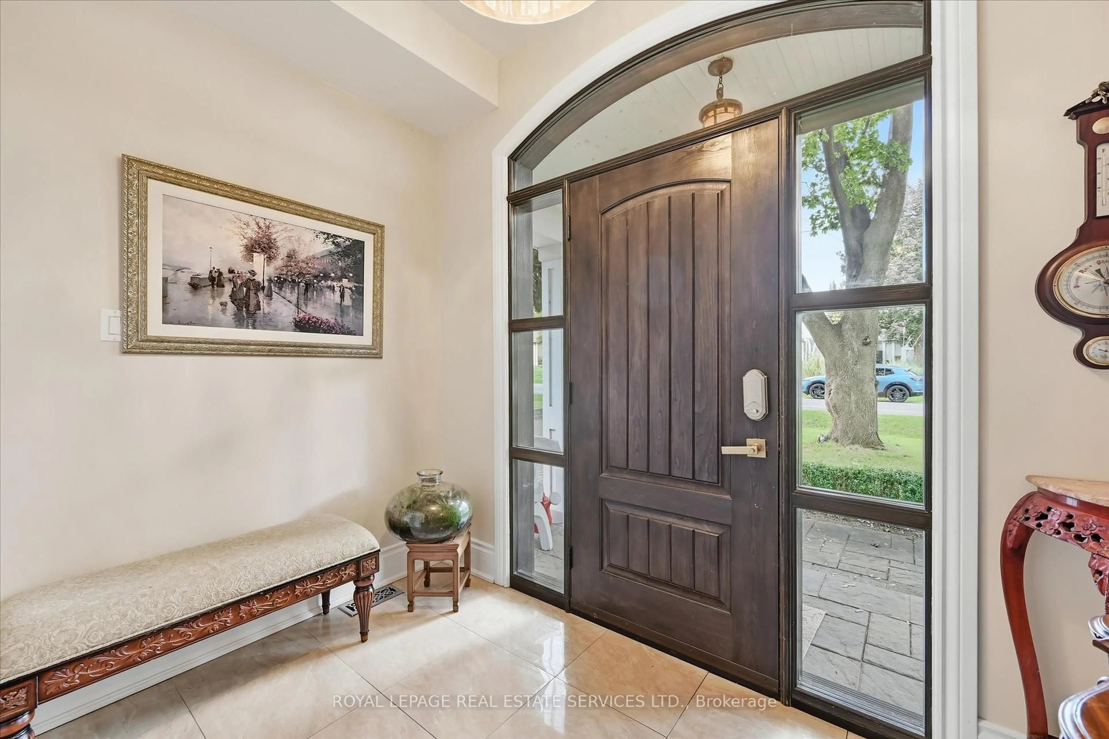Indoor entryway for 666 Cedar Ave, Burlington Ontario L7T 2R5