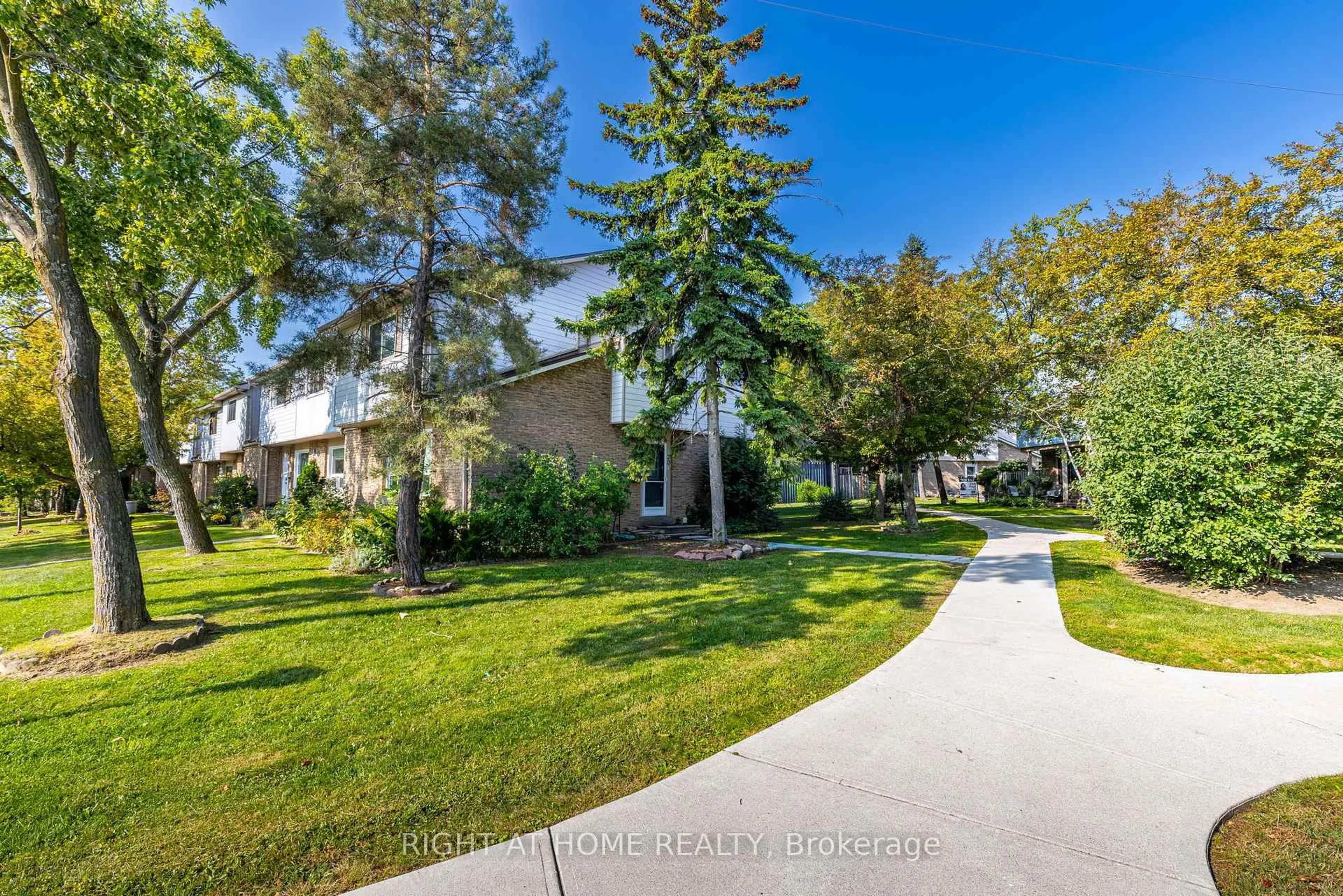 A pic from outside/outdoor area/front of a property/back of a property/a pic from drone, street for 6540 Falconer Dr #30, Mississauga Ontario L5N 1M1
