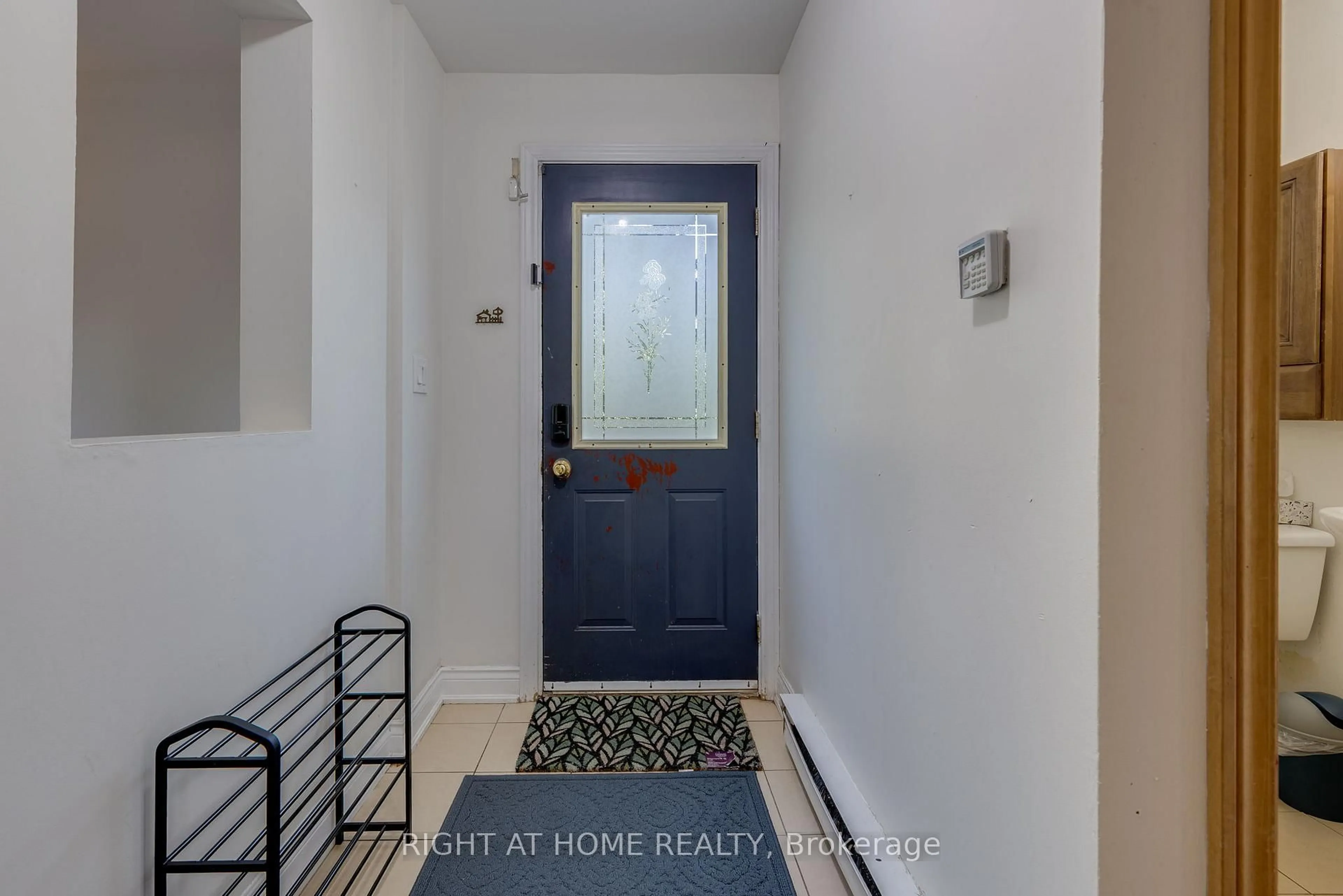 Indoor entryway for 6540 Falconer Dr #30, Mississauga Ontario L5N 1M1