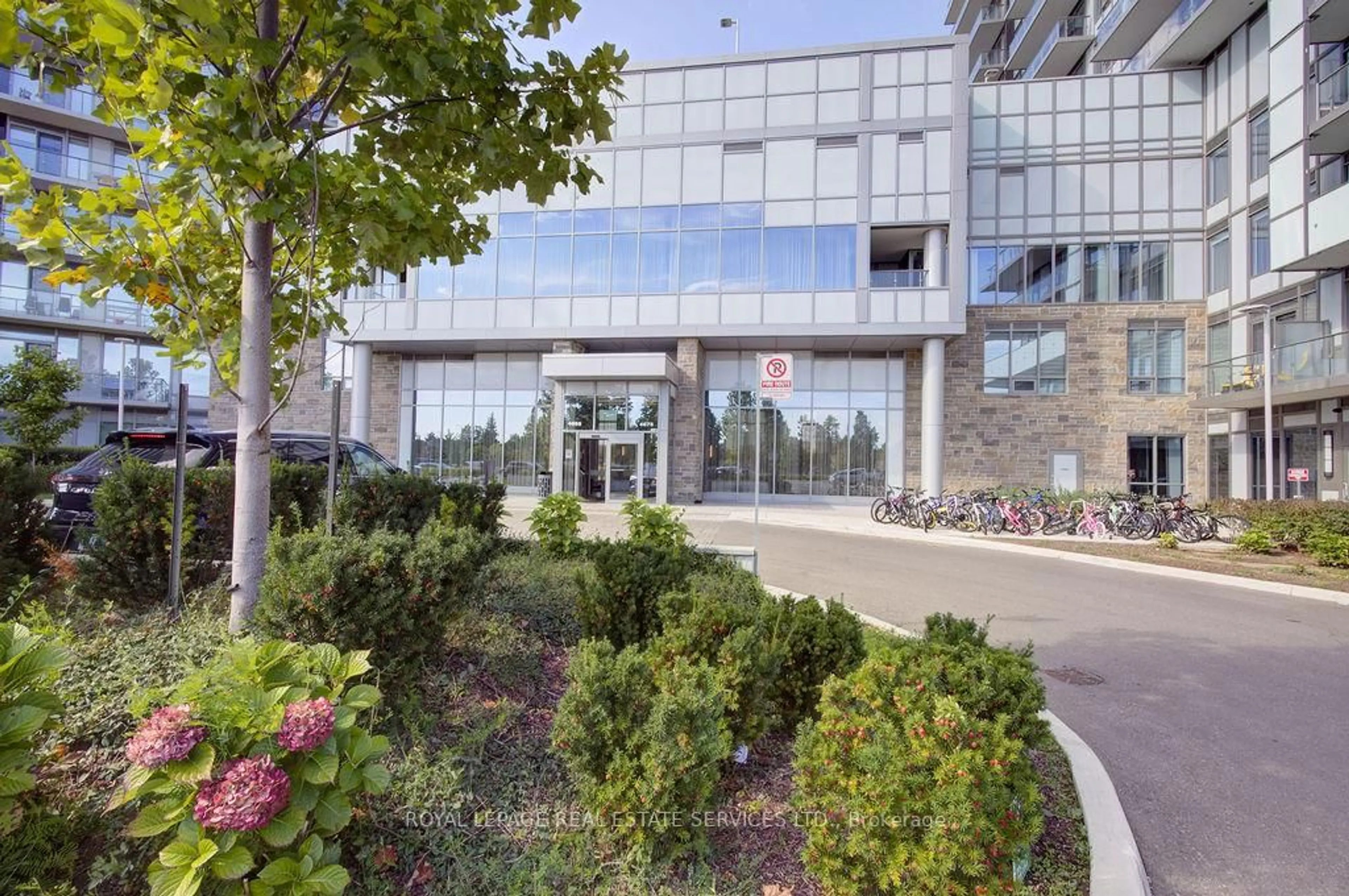 Indoor foyer for 4675 Metcalfe Ave #1408, Mississauga Ontario L5M 0Z8