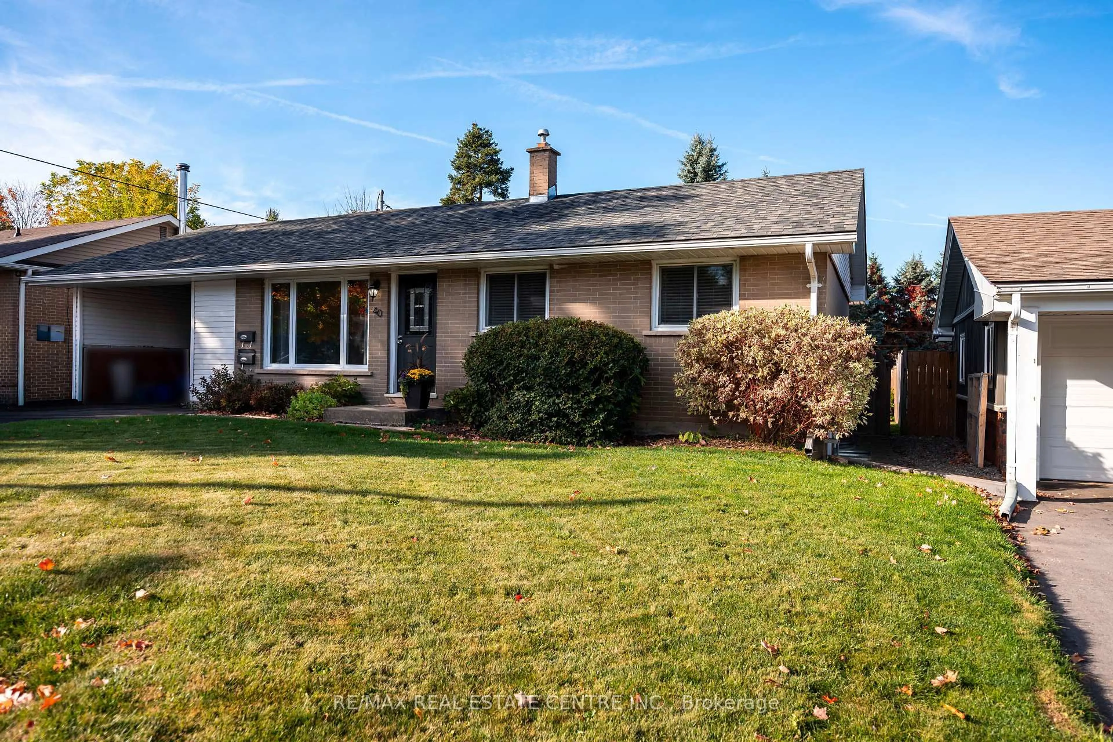 Home with vinyl exterior material, street for 40 Centre St, Orangeville Ontario L9W 2X2