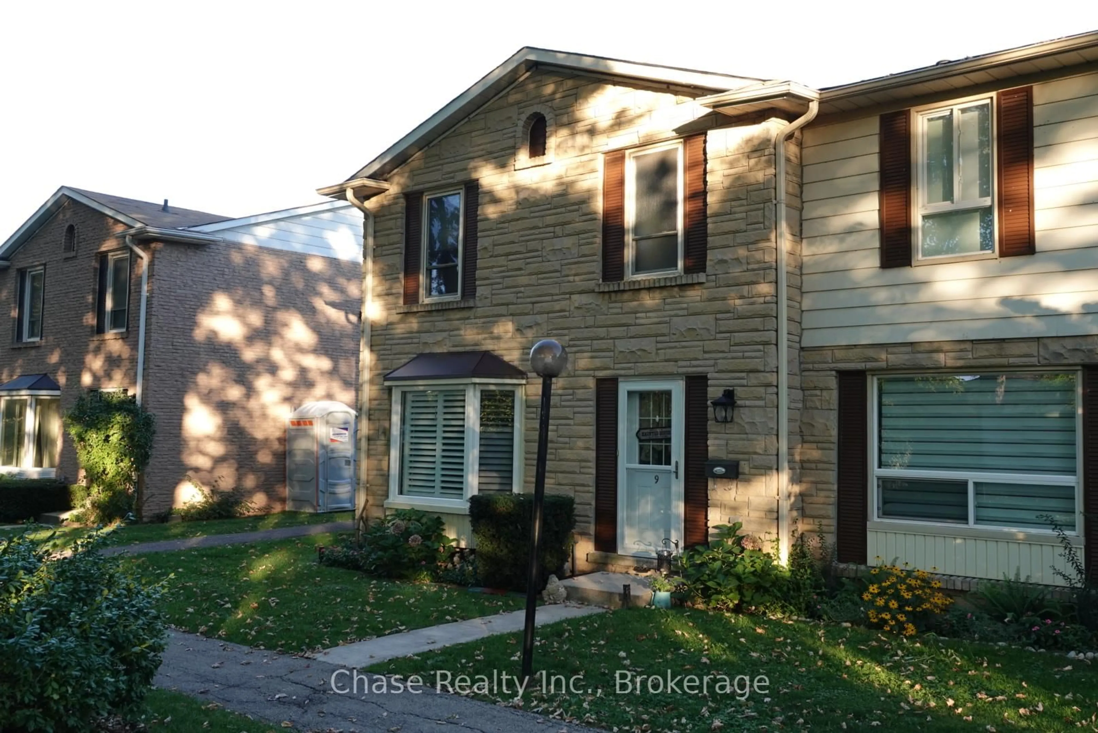 Home with vinyl exterior material, street for 5475 Lakeshore Rd #9, Burlington Ontario L7L 1E1