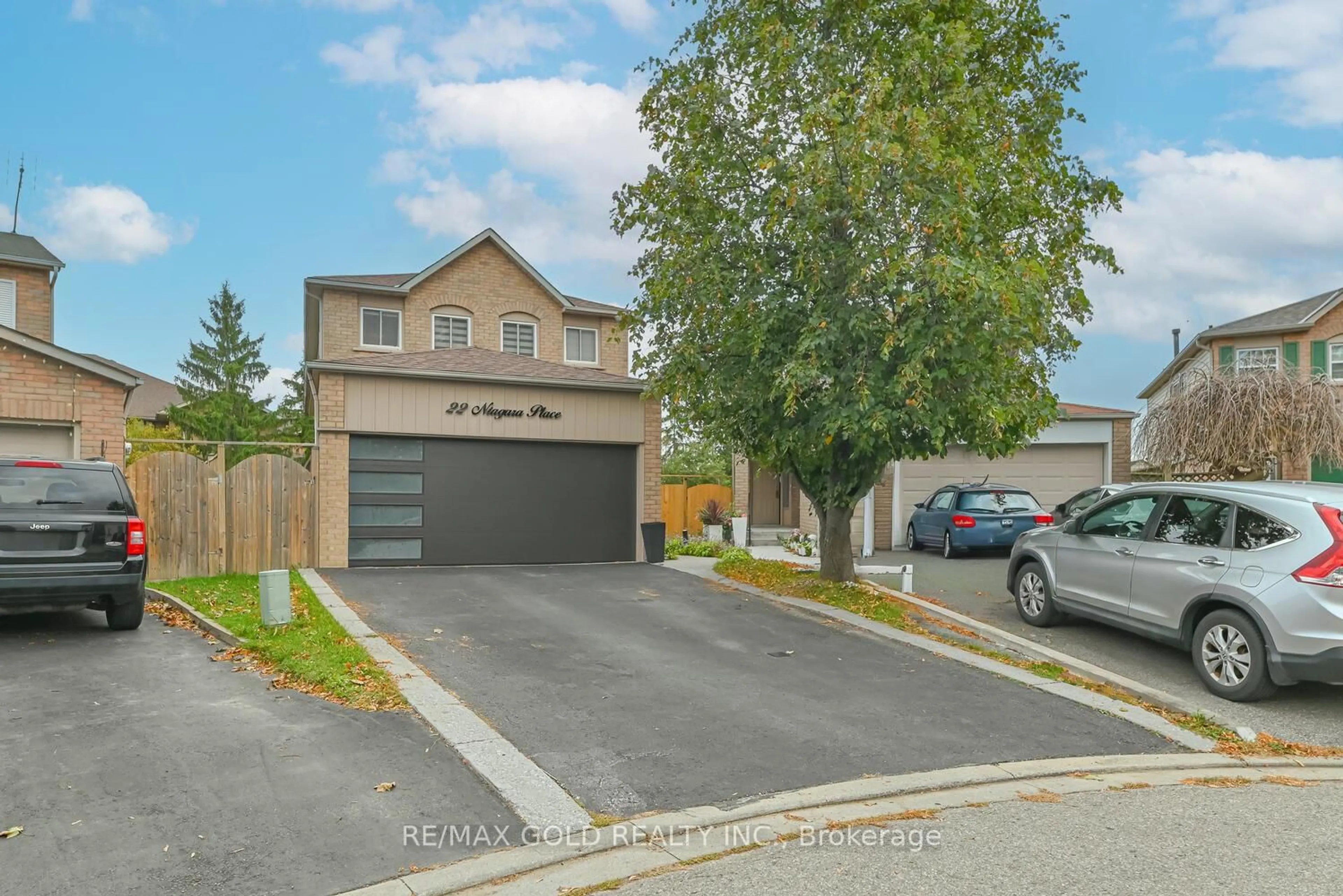 A pic from outside/outdoor area/front of a property/back of a property/a pic from drone, street for 22 NIAGARA Pl, Brampton Ontario L6S 4Z1