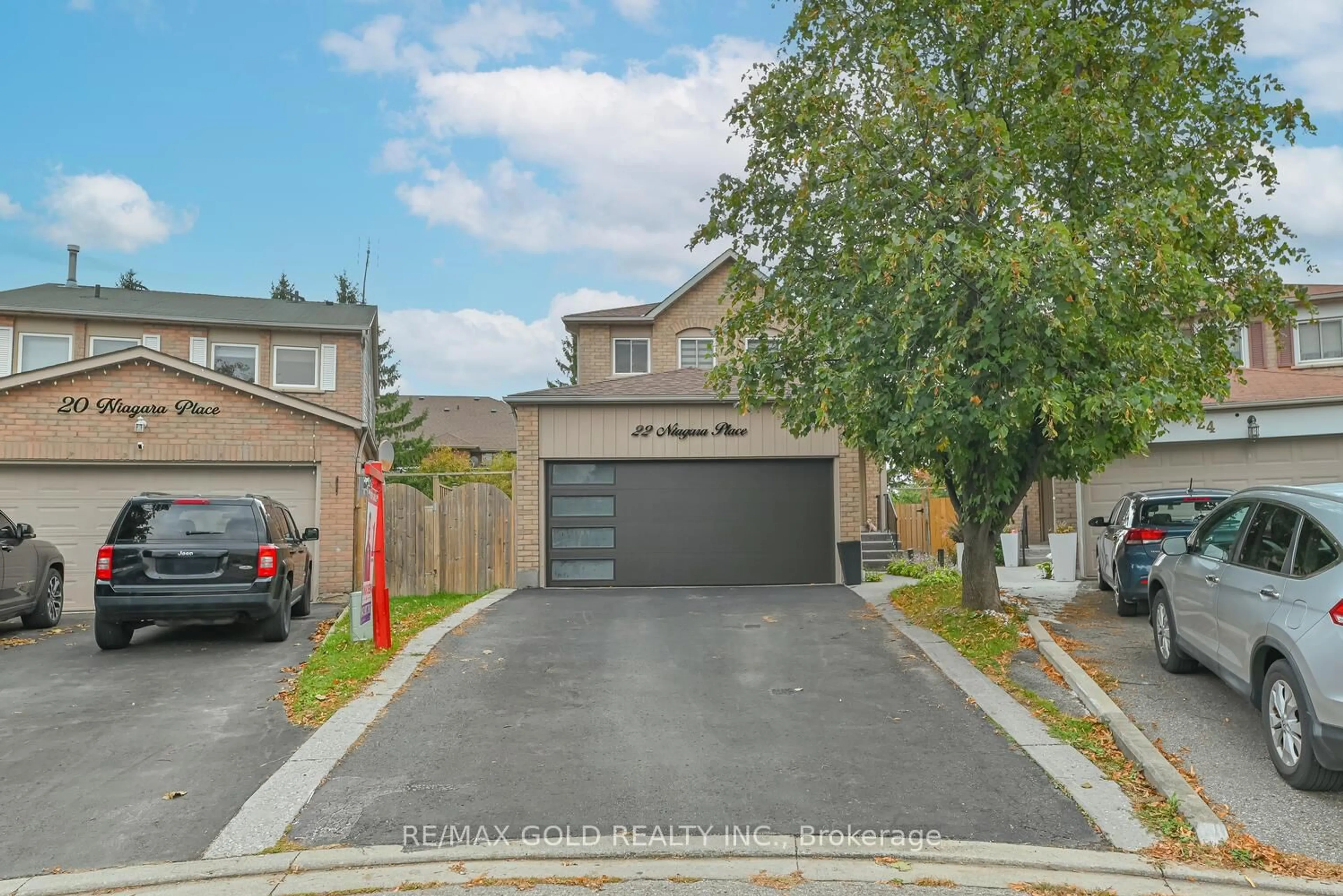 A pic from outside/outdoor area/front of a property/back of a property/a pic from drone, street for 22 NIAGARA Pl, Brampton Ontario L6S 4Z1