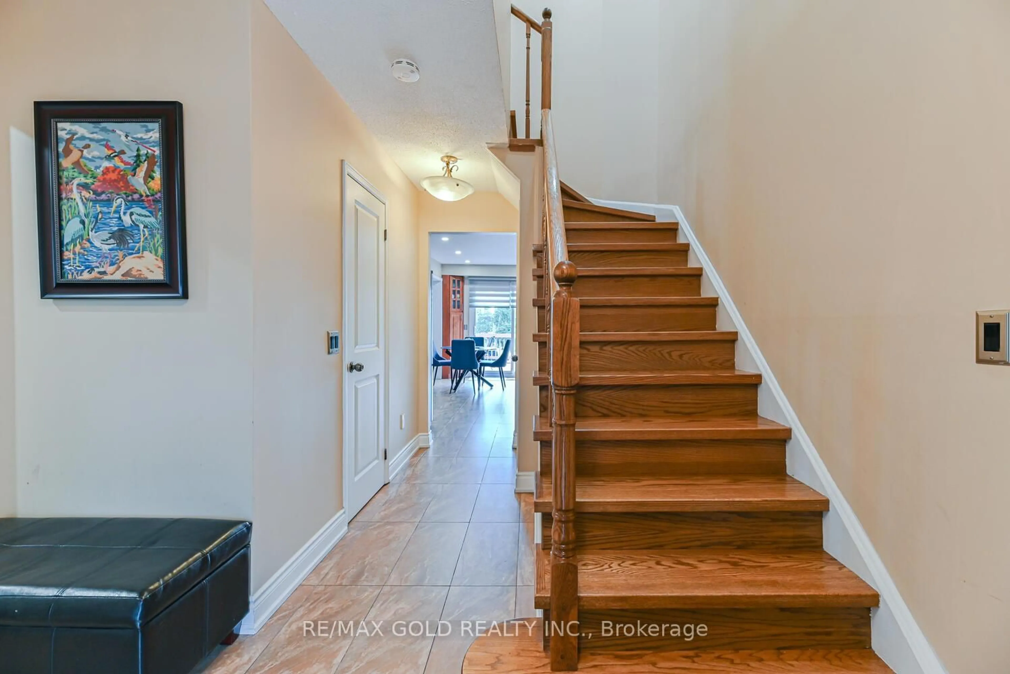 Indoor entryway for 22 NIAGARA Pl, Brampton Ontario L6S 4Z1