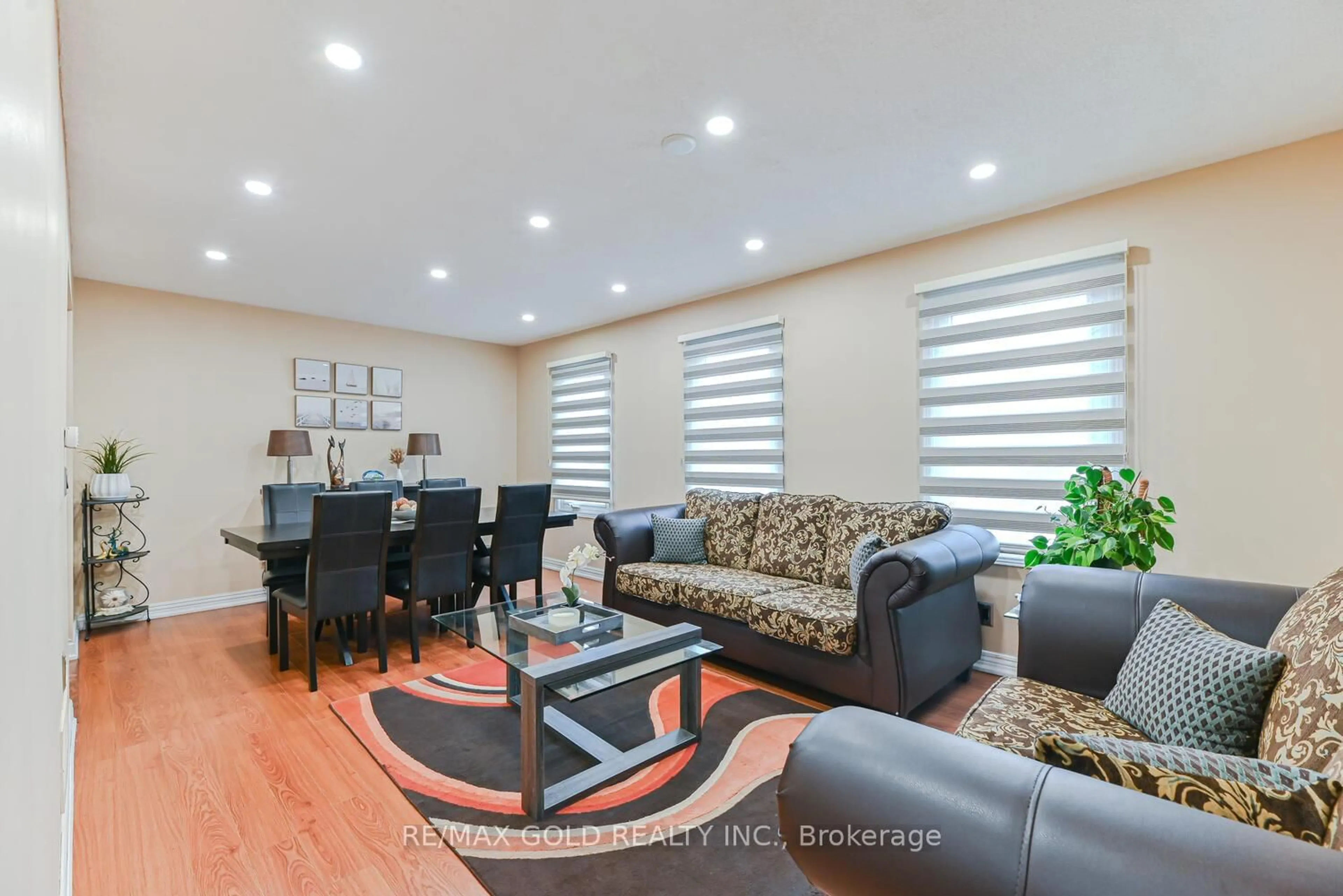 Living room with furniture, wood/laminate floor for 22 NIAGARA Pl, Brampton Ontario L6S 4Z1