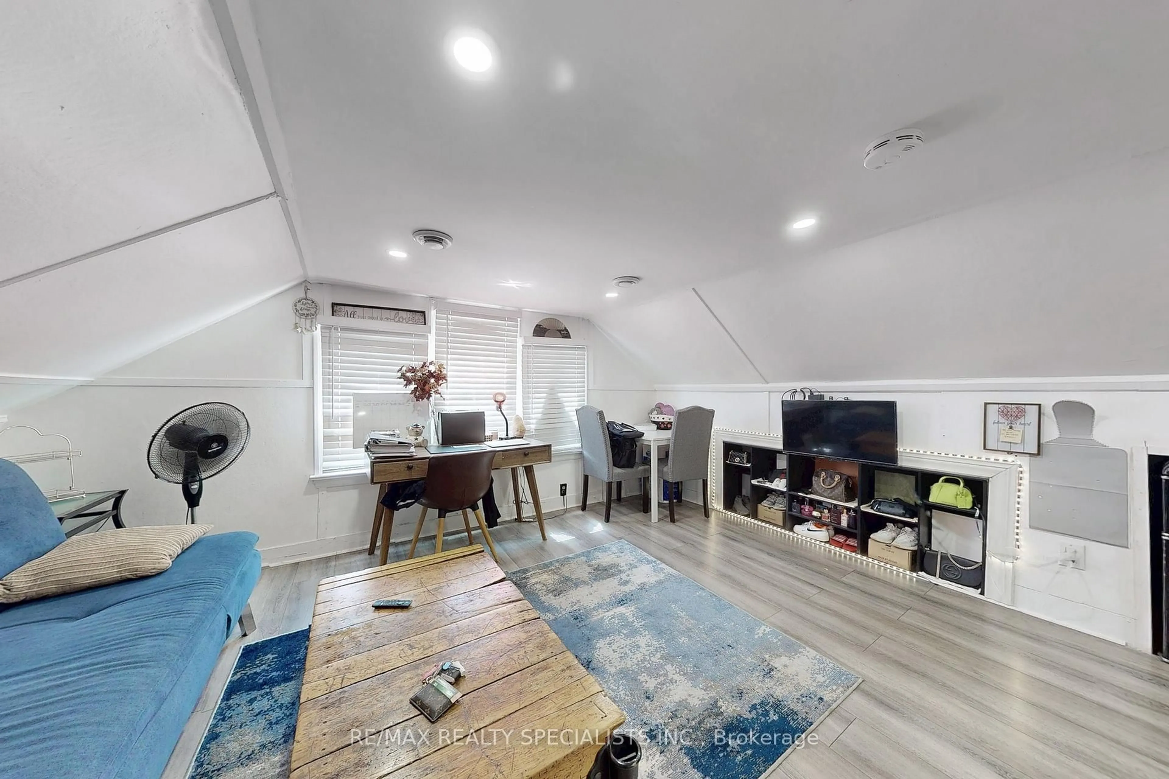 A pic of a room for 8 Mill St, Brampton Ontario L6X 1S6