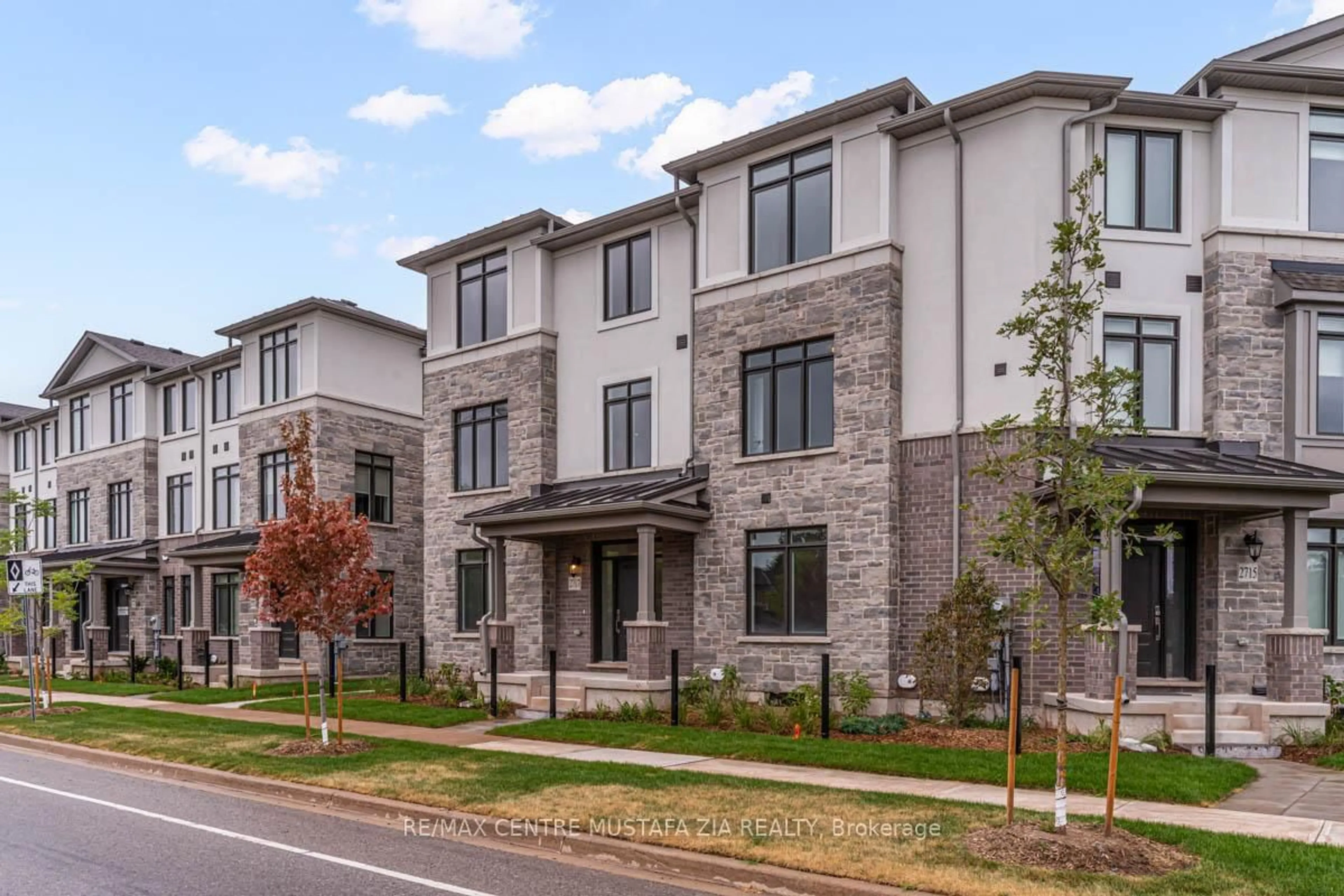 Home with brick exterior material, street for 2717 WestOak Trails Blvd, Oakville Ontario L6M 4T7