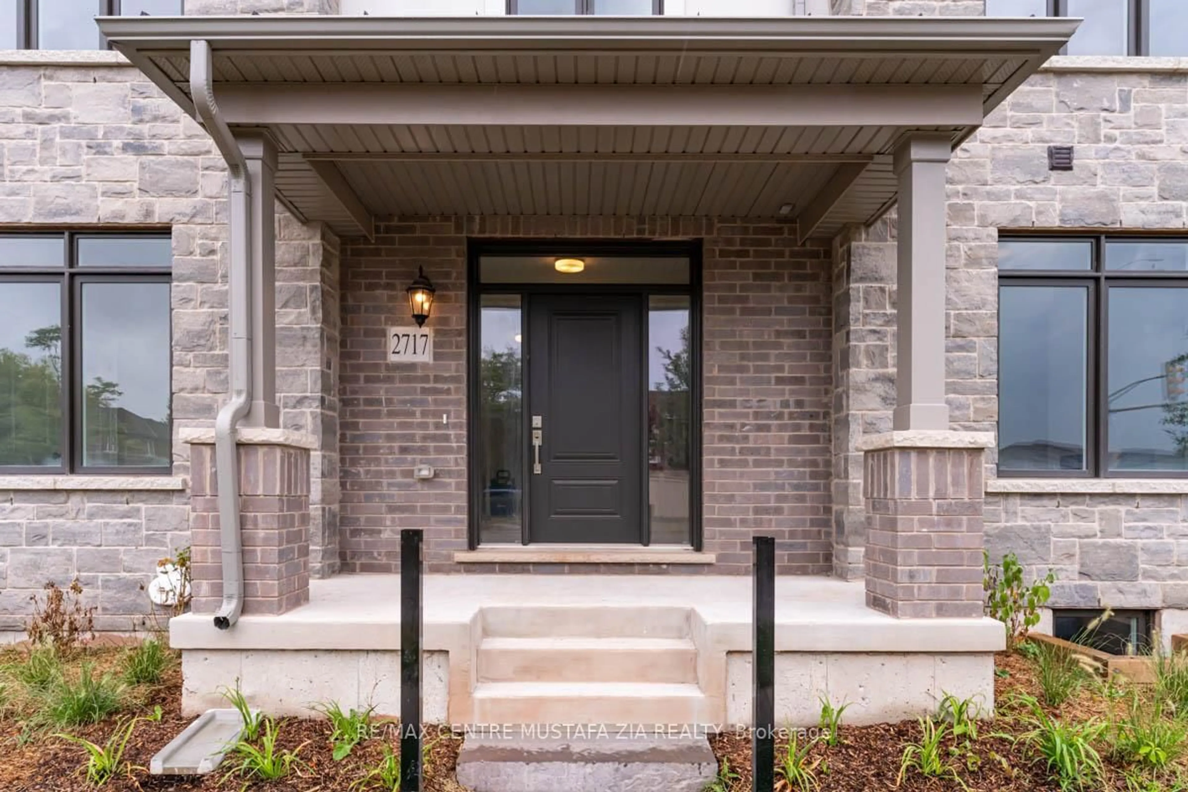 Indoor entryway for 2717 WestOak Trails Blvd, Oakville Ontario L6M 4T7