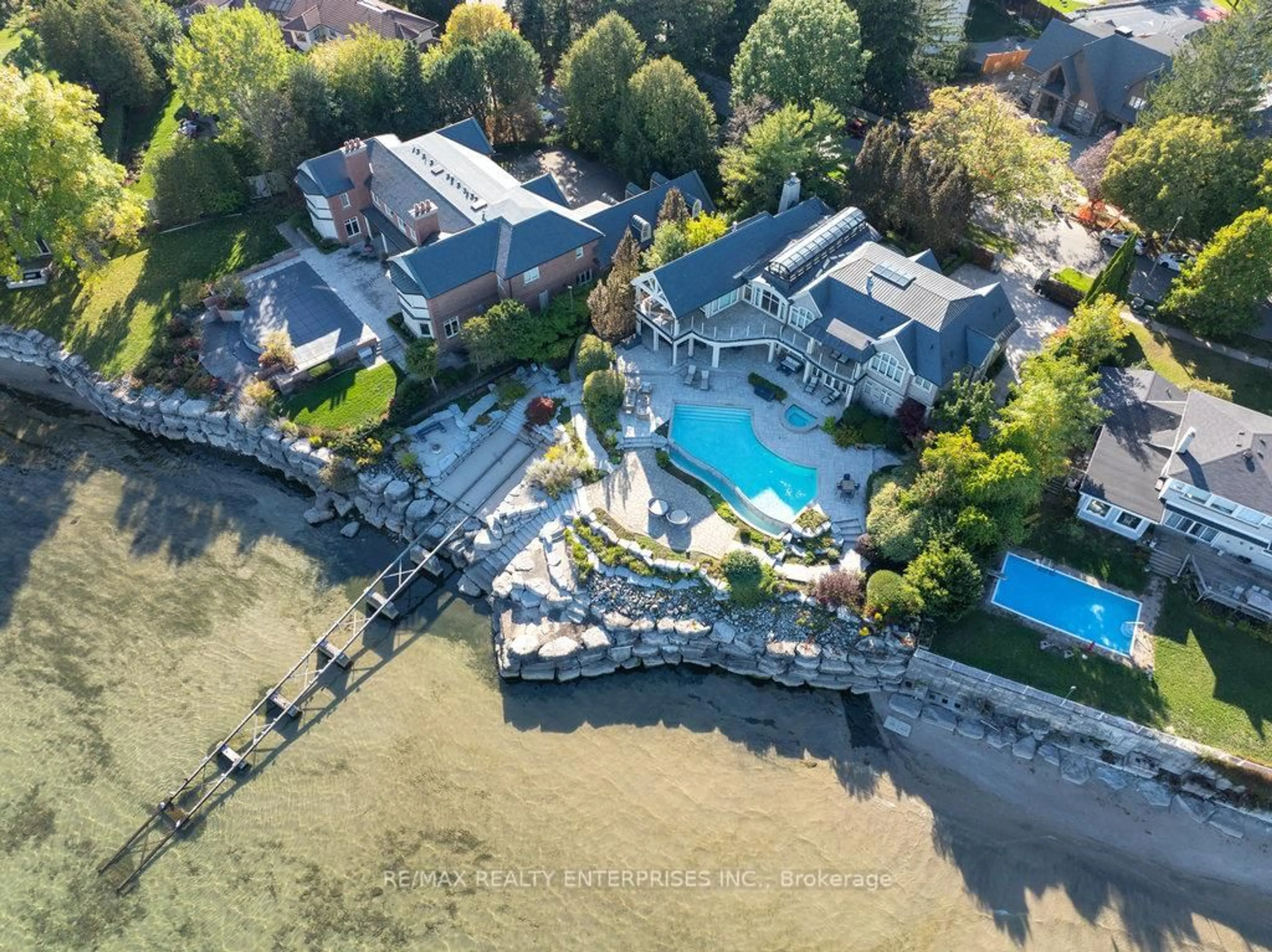 A pic from outside/outdoor area/front of a property/back of a property/a pic from drone, water/lake/river/ocean view for 1500 Watersedge Rd, Mississauga Ontario L5J 1A4