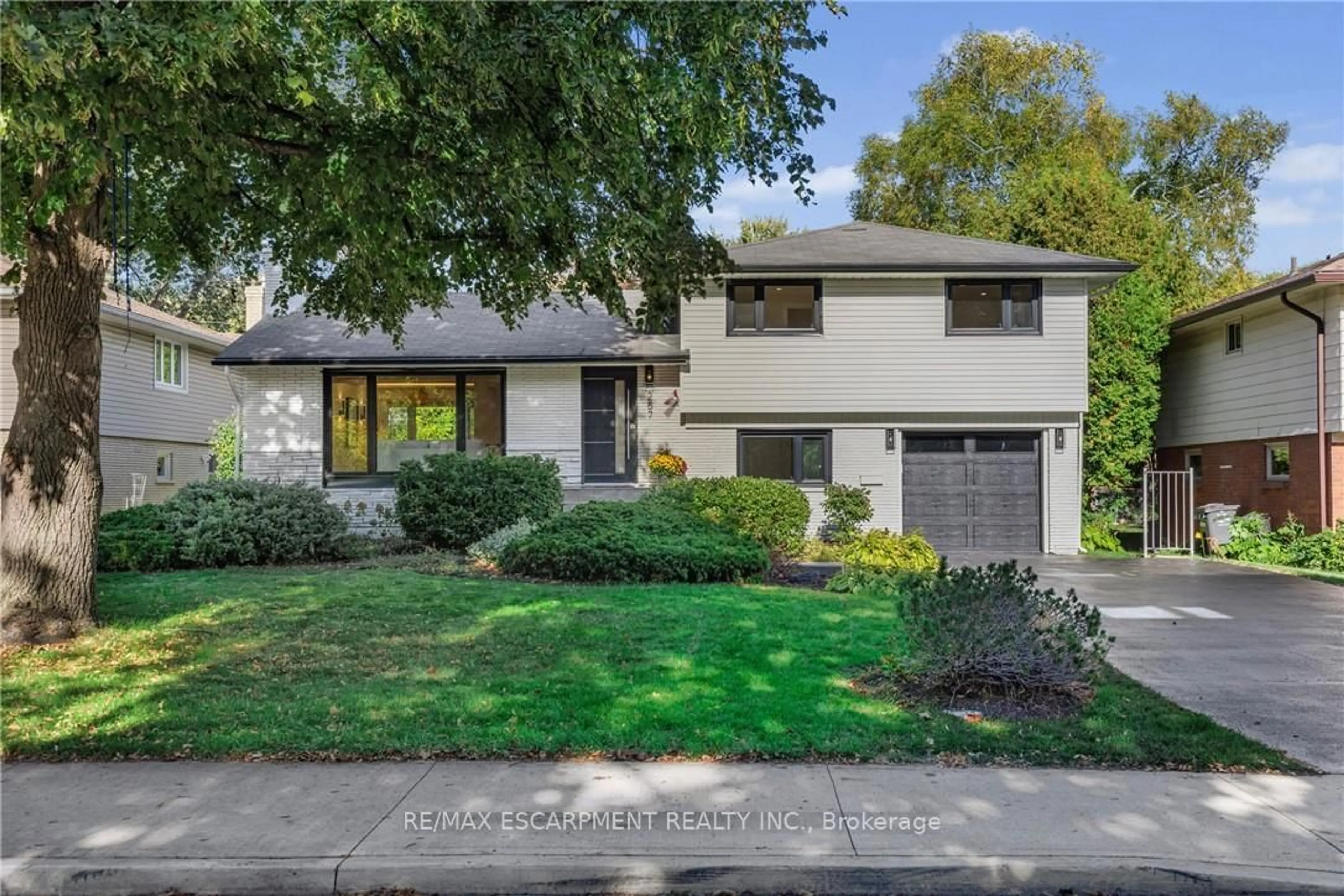 Home with brick exterior material, street for 257 STRATHCONA Dr, Burlington Ontario L7L 2C9