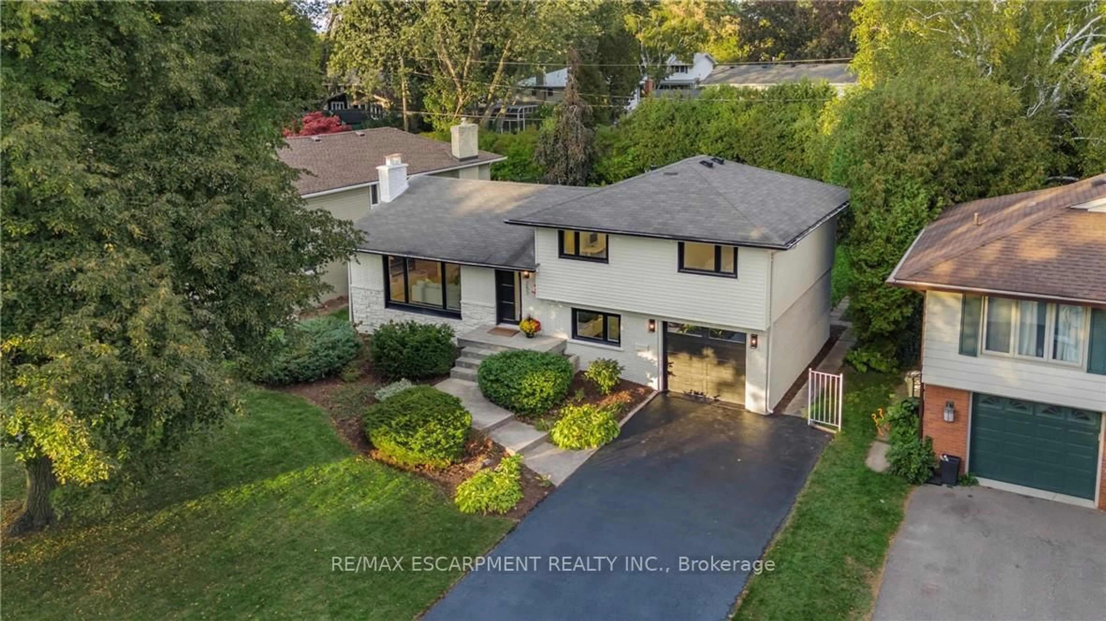 A pic from outside/outdoor area/front of a property/back of a property/a pic from drone, street for 257 STRATHCONA Dr, Burlington Ontario L7L 2C9