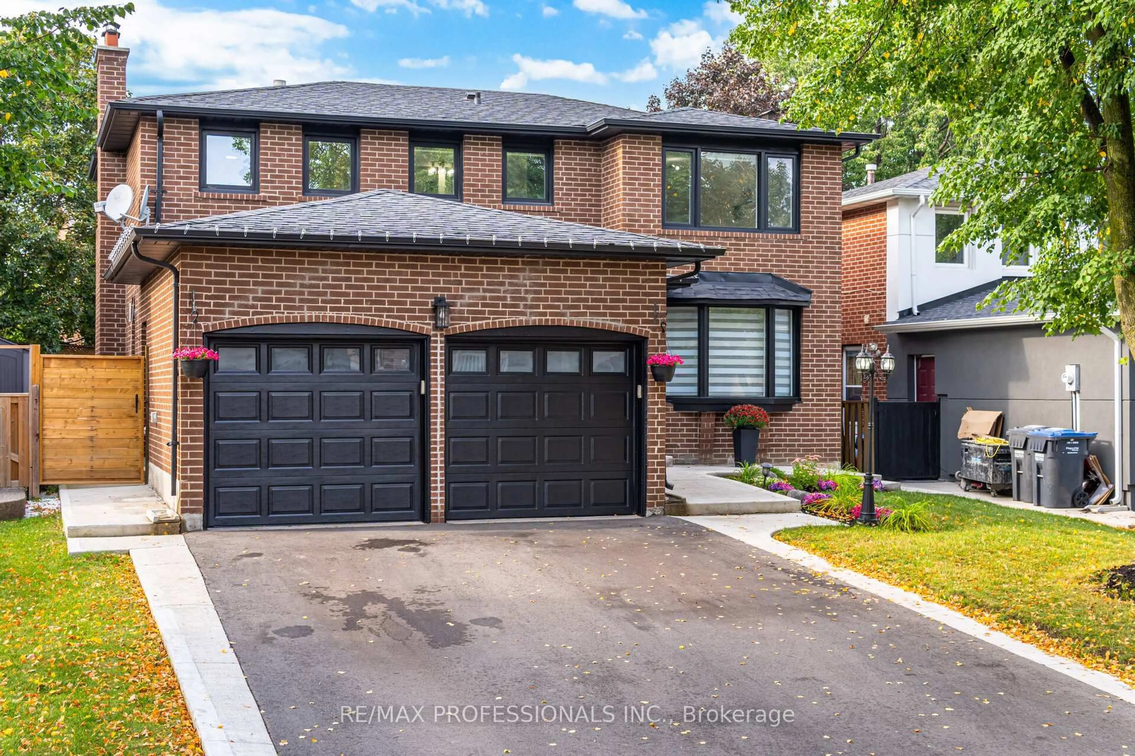 Home with brick exterior material, street for 102 Tanager Sq, Brampton Ontario L6Z 1X2