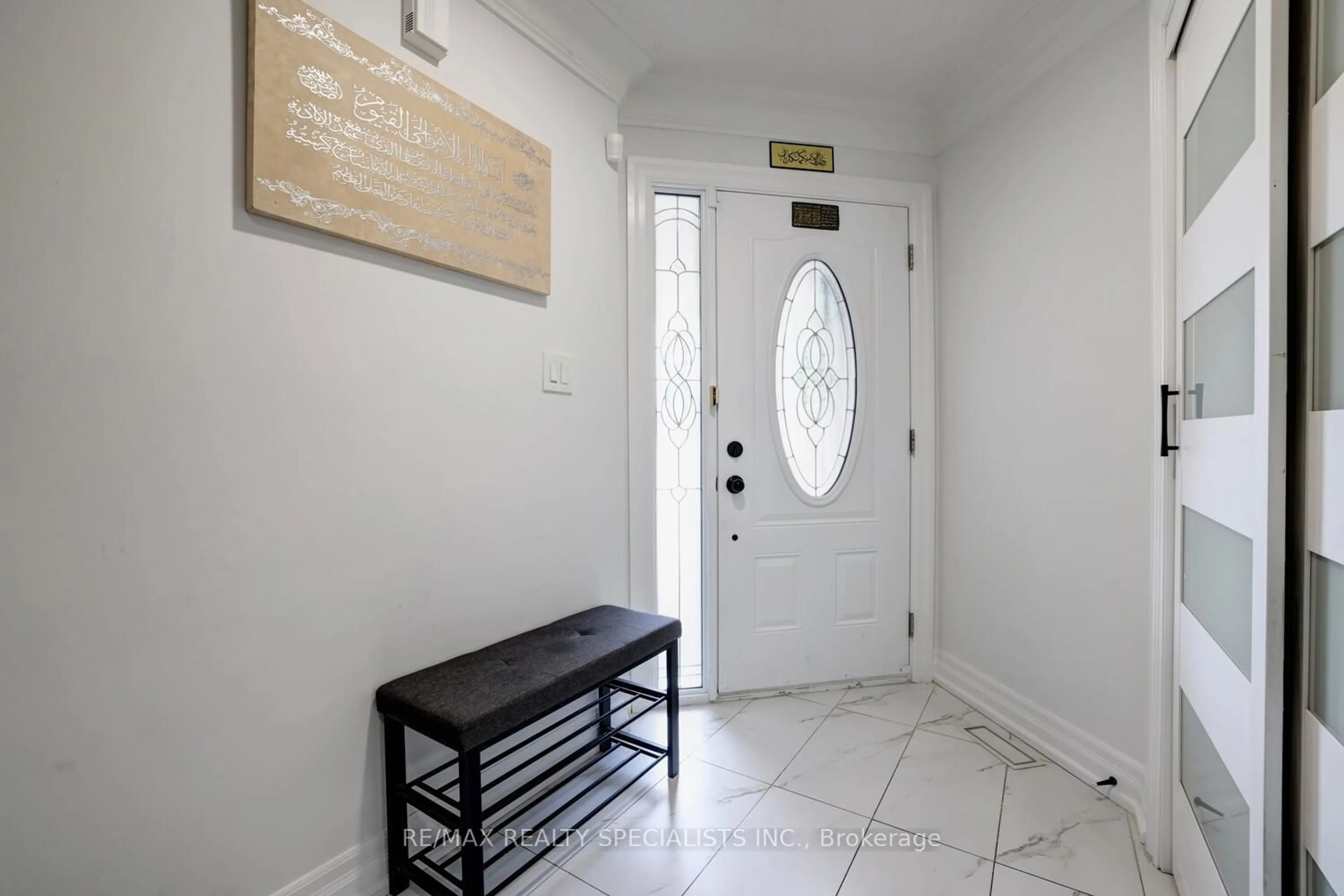 Indoor entryway for 2615 Comet Crt, Mississauga Ontario L5K 2S1