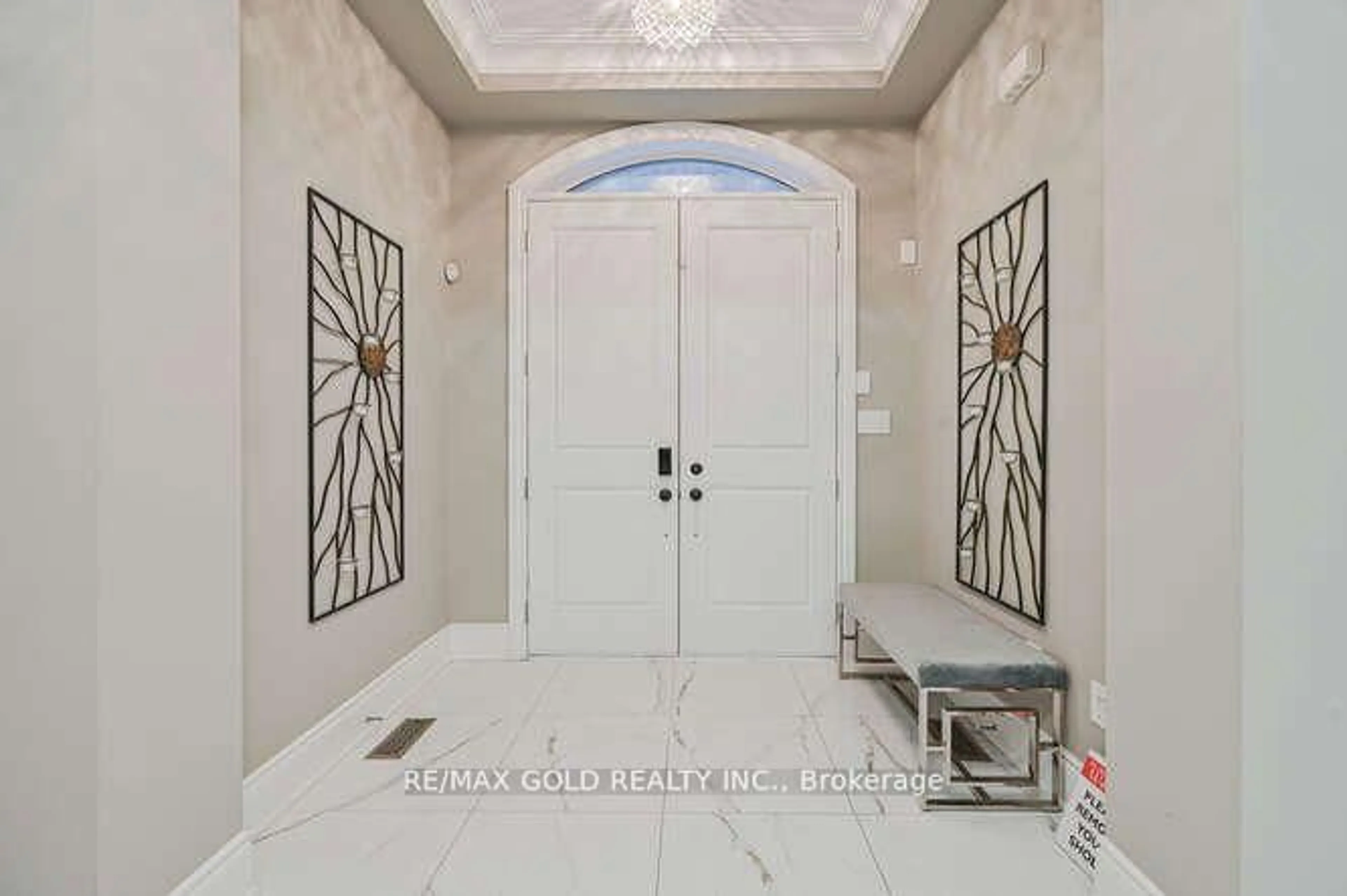 Indoor entryway for 26 Adonis Clse, Brampton Ontario L6P 4K4