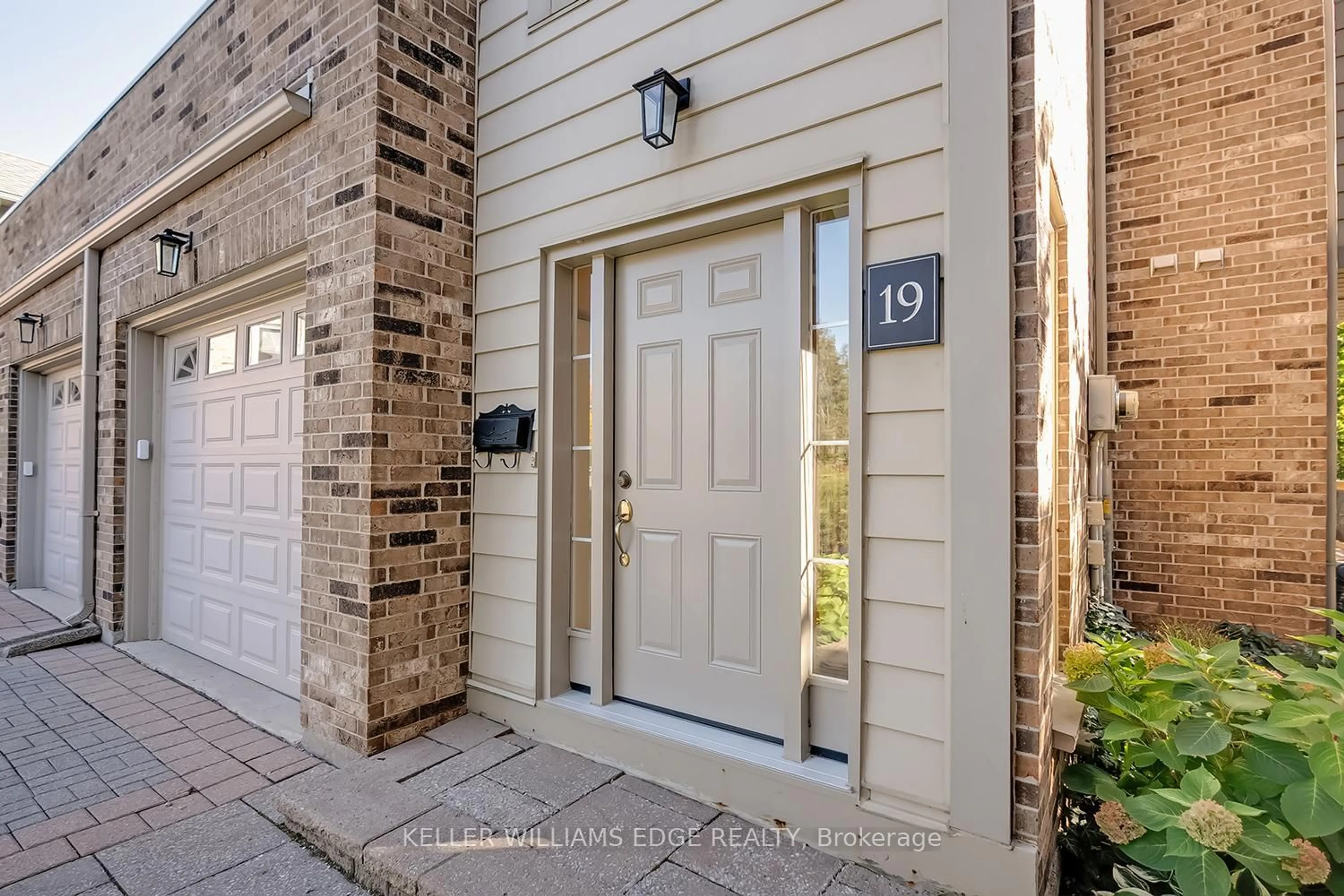Indoor entryway for 3230 New St #19, Burlington Ontario L7N 1M8