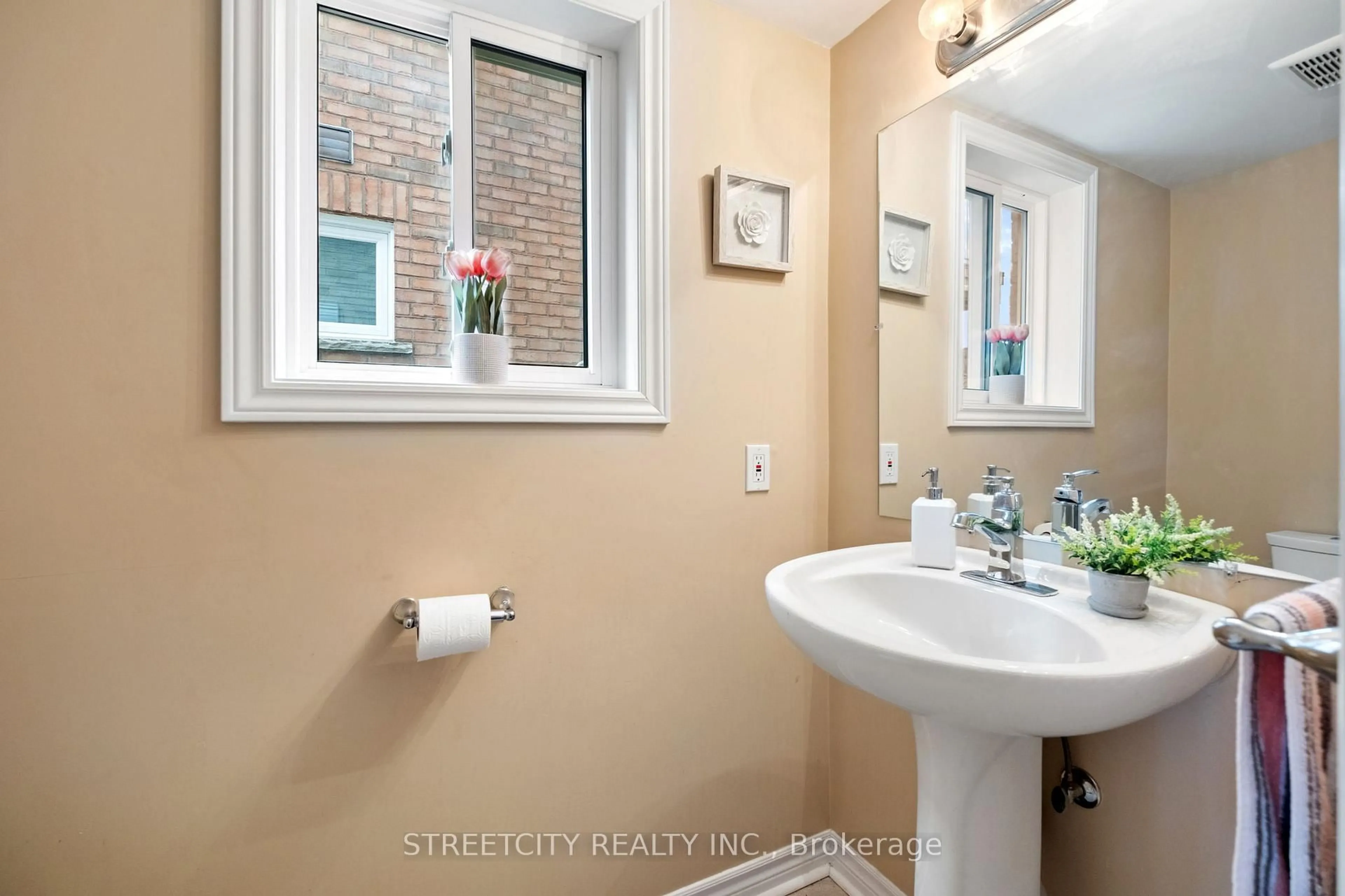 Standard bathroom, ceramic/tile floor for 3953 Freeman Terr, Mississauga Ontario L5M 6R2