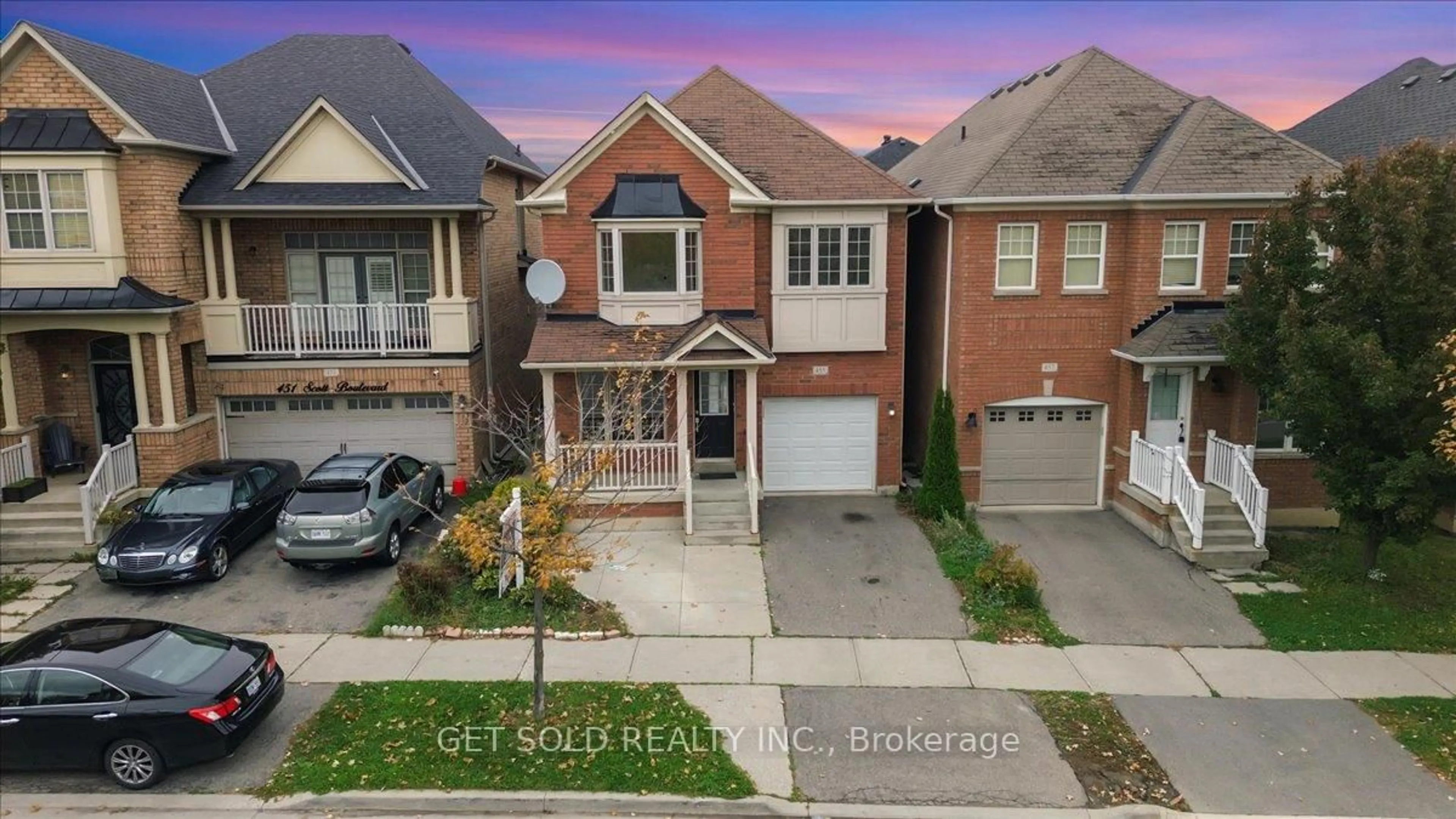A pic from outside/outdoor area/front of a property/back of a property/a pic from drone, street for 455 Scott Blvd, Milton Ontario L9T 0V1