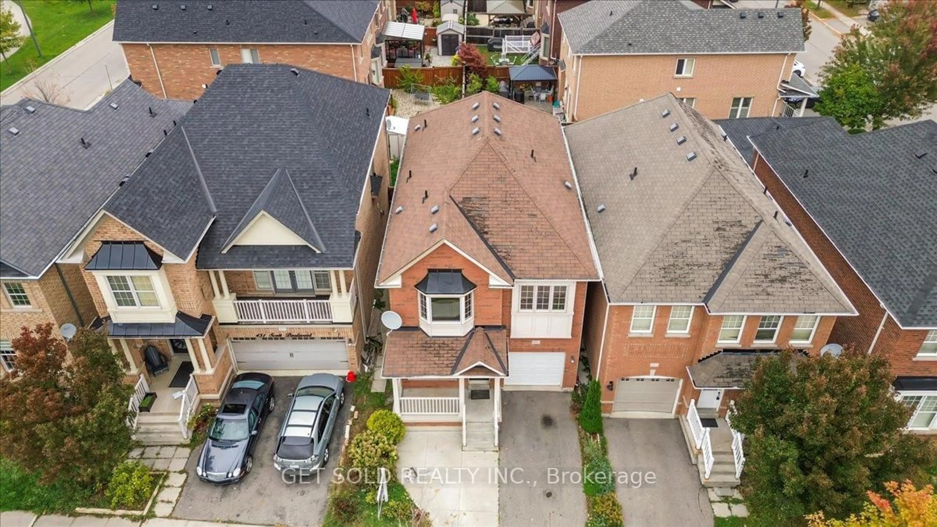 A pic from outside/outdoor area/front of a property/back of a property/a pic from drone, street for 455 Scott Blvd, Milton Ontario L9T 0V1