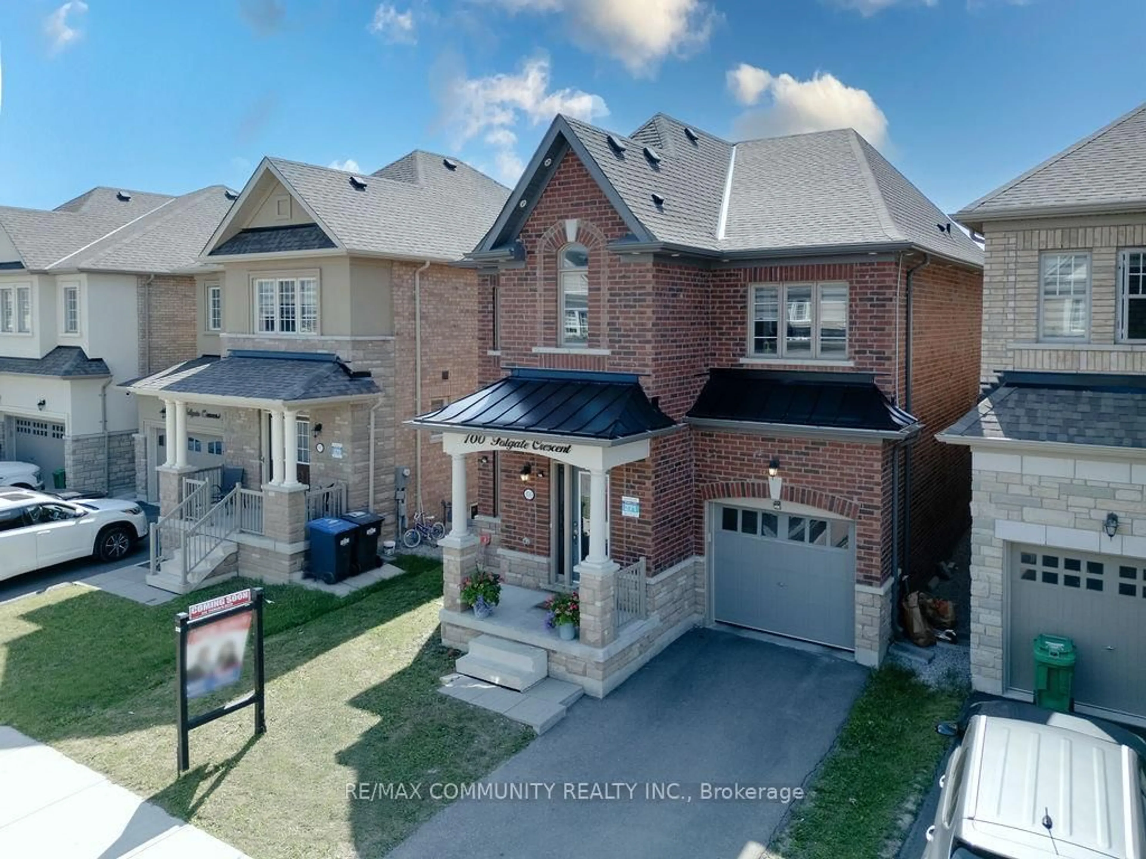 A pic from outside/outdoor area/front of a property/back of a property/a pic from drone, street for 100 Folgate Cres, Brampton Ontario L6R 4A7