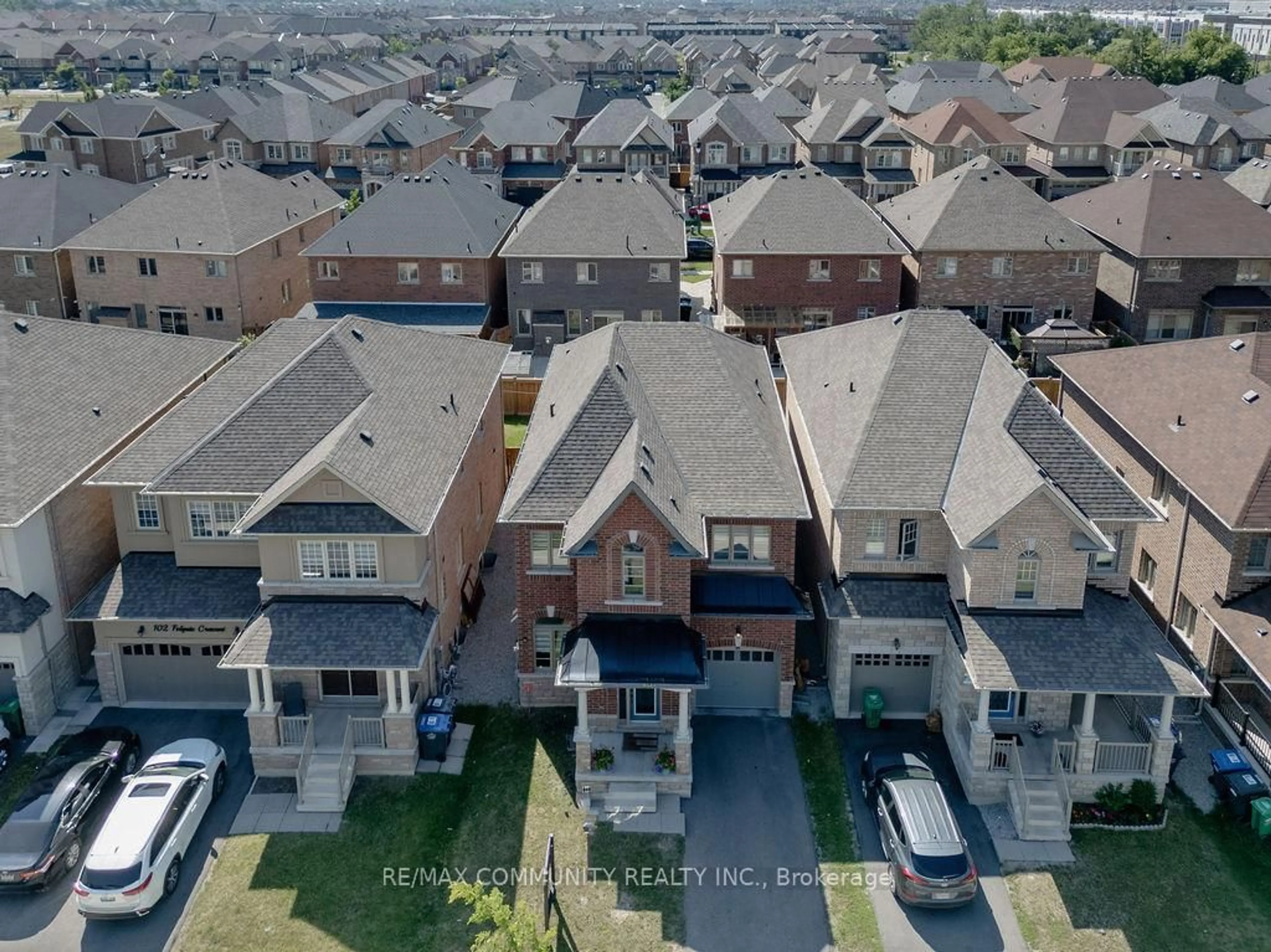 A pic from outside/outdoor area/front of a property/back of a property/a pic from drone, street for 100 Folgate Cres, Brampton Ontario L6R 4A7
