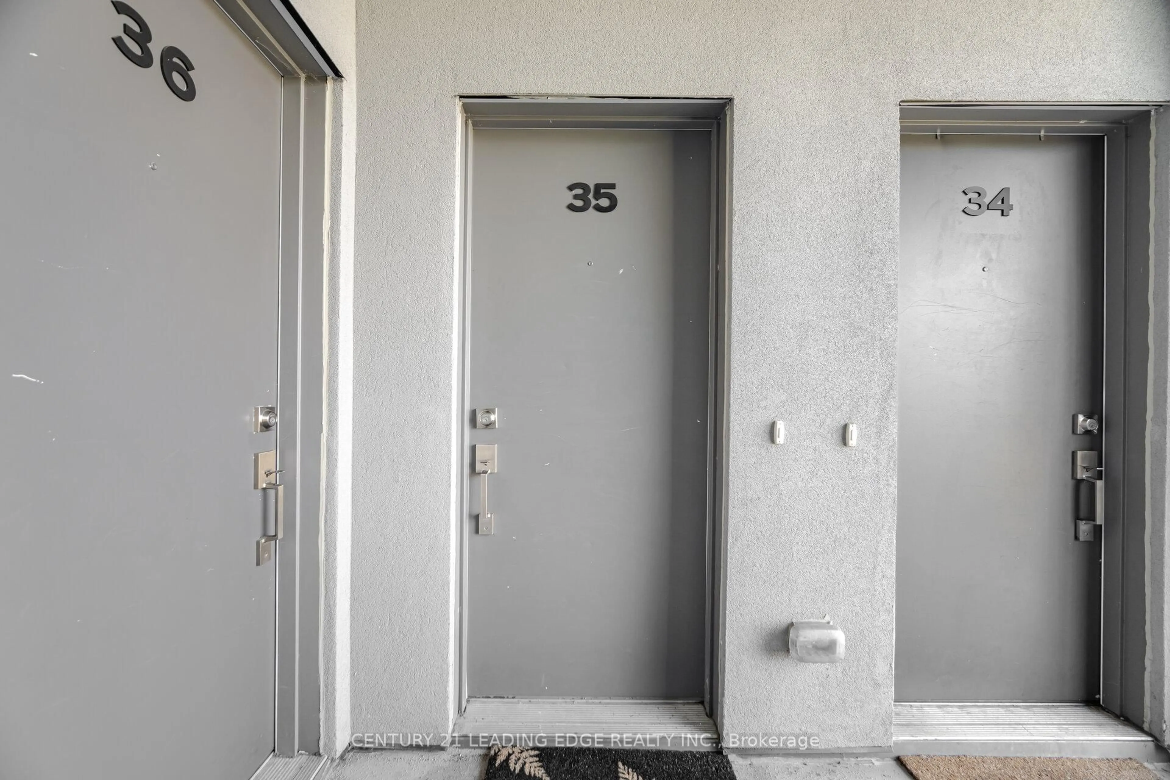 Indoor foyer for 650 Atwater Ave #35, Mississauga Ontario L5G 4K7