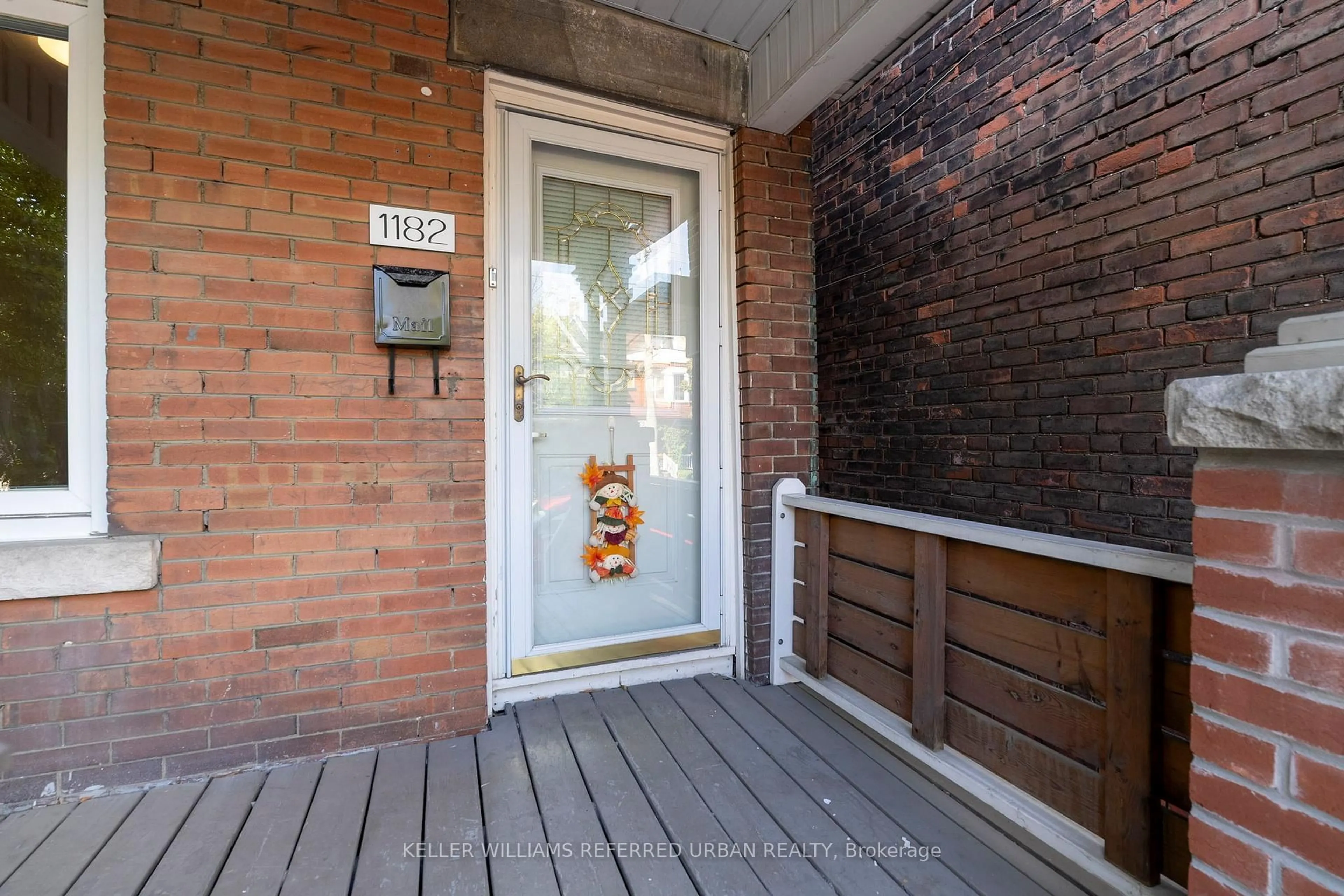 Indoor entryway for 1182 Dufferin St, Toronto Ontario M6H 4B8