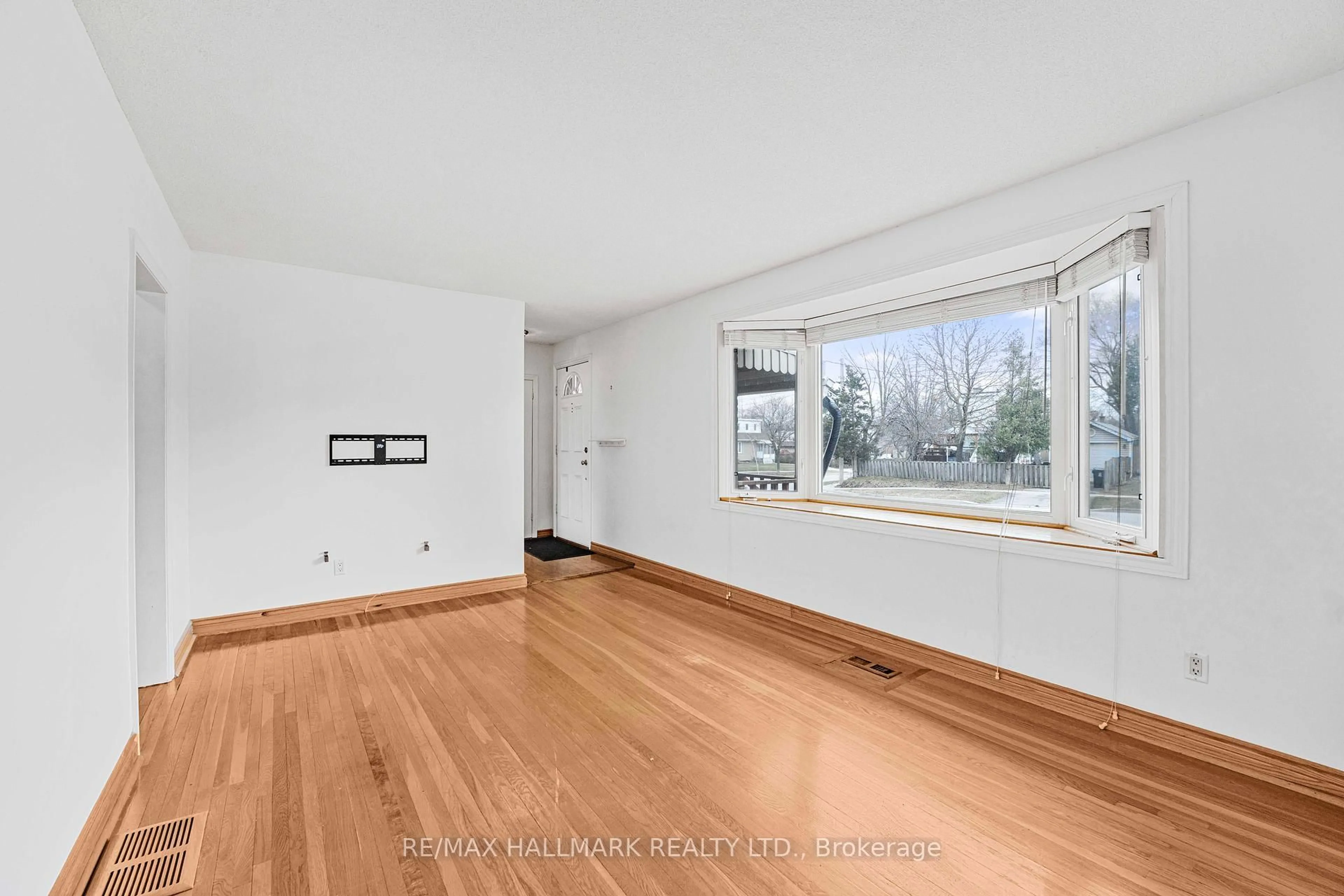 A pic of a room for 17 Tofield Cres, Toronto Ontario M9W 2B8