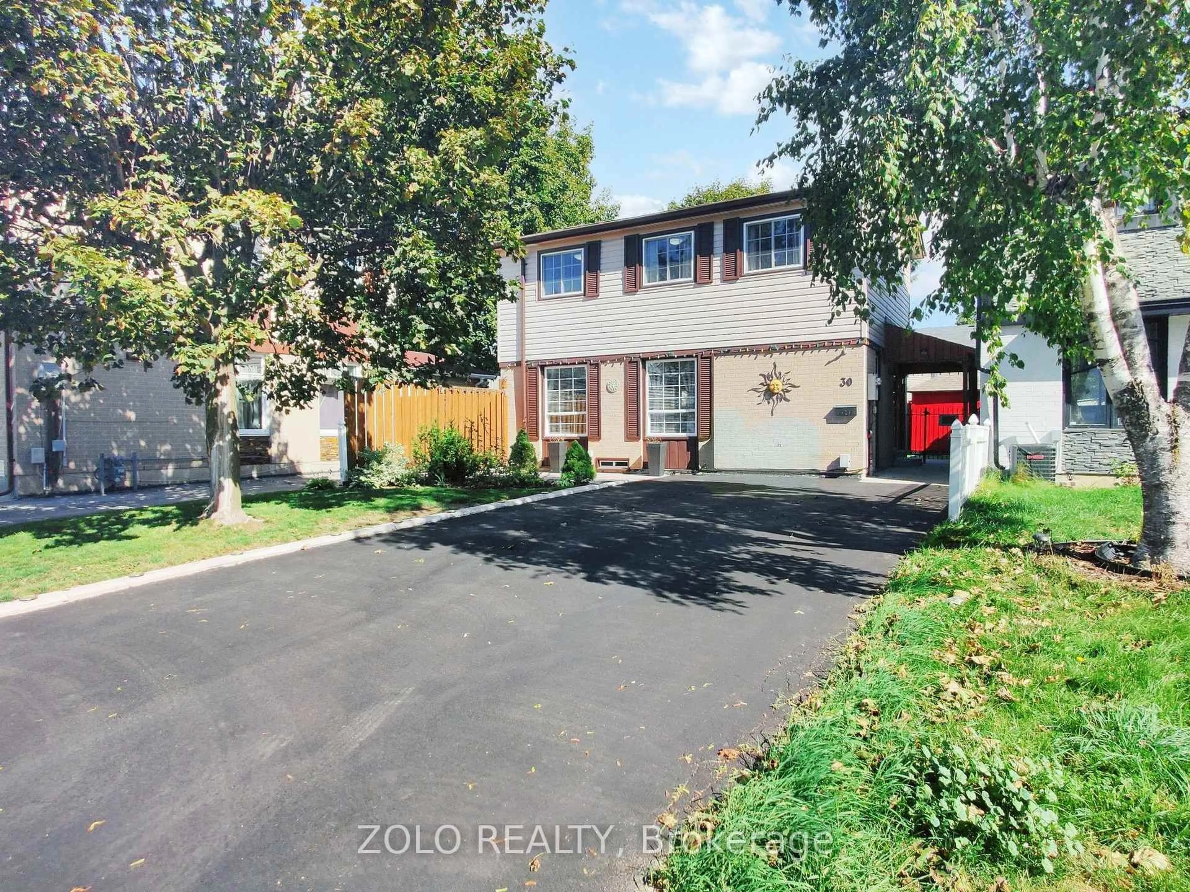 A pic from outside/outdoor area/front of a property/back of a property/a pic from drone, street for 30 Greenbush Crt, Brampton Ontario L6S 2K2