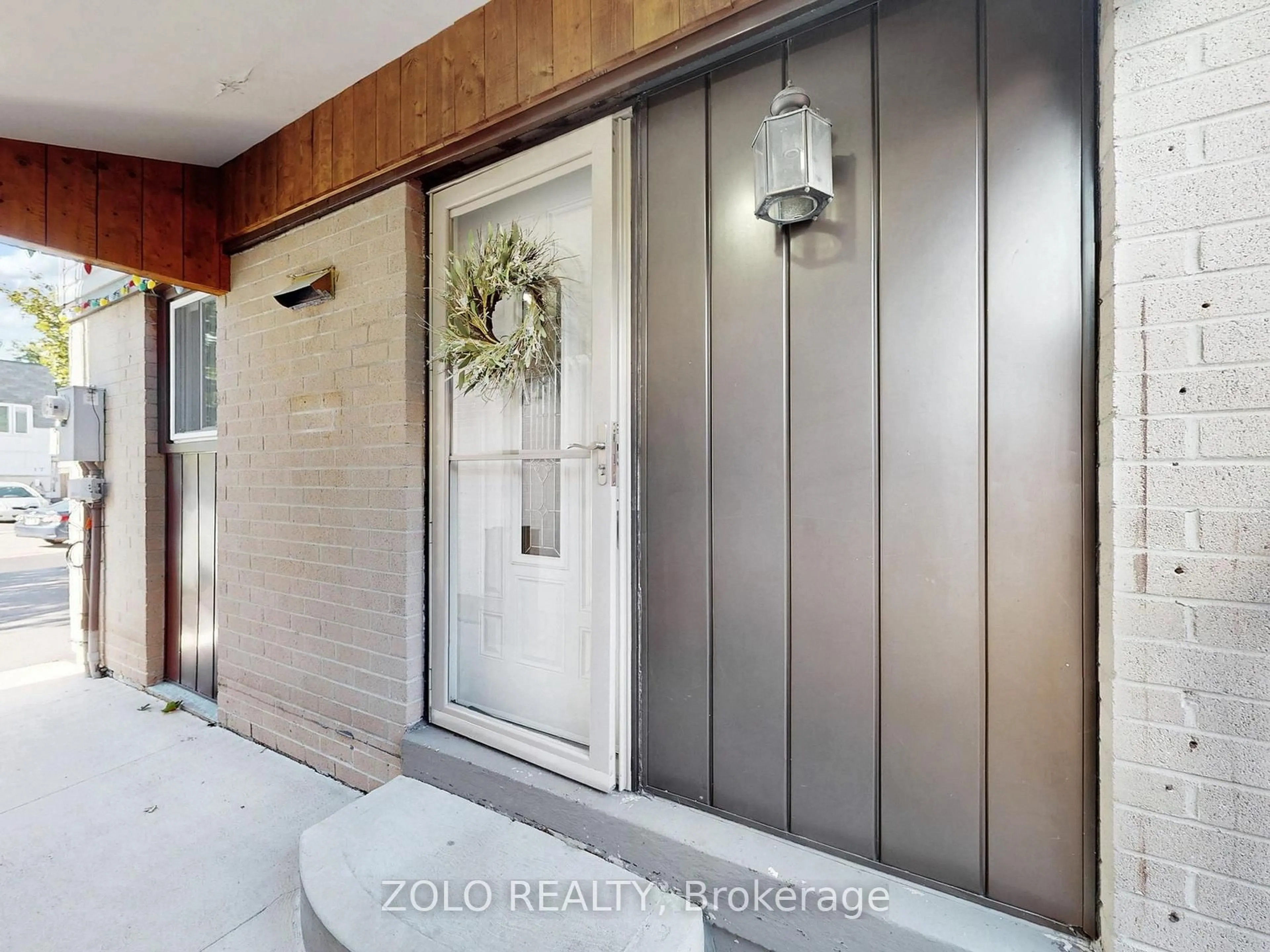 Indoor entryway for 30 Greenbush Crt, Brampton Ontario L6S 2K2