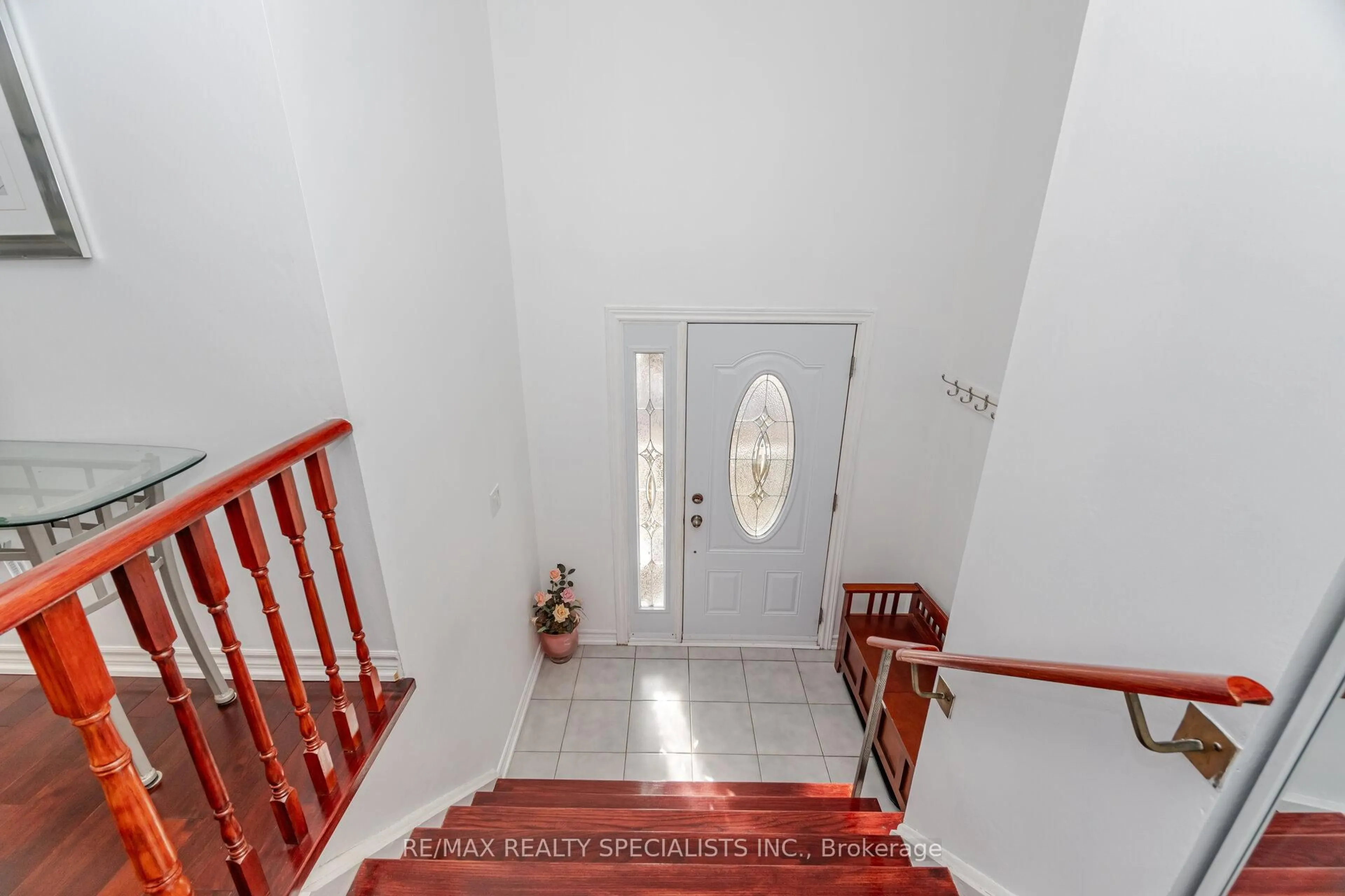 Indoor foyer for 4258 Tea Garden Circ, Mississauga Ontario L5B 2W8