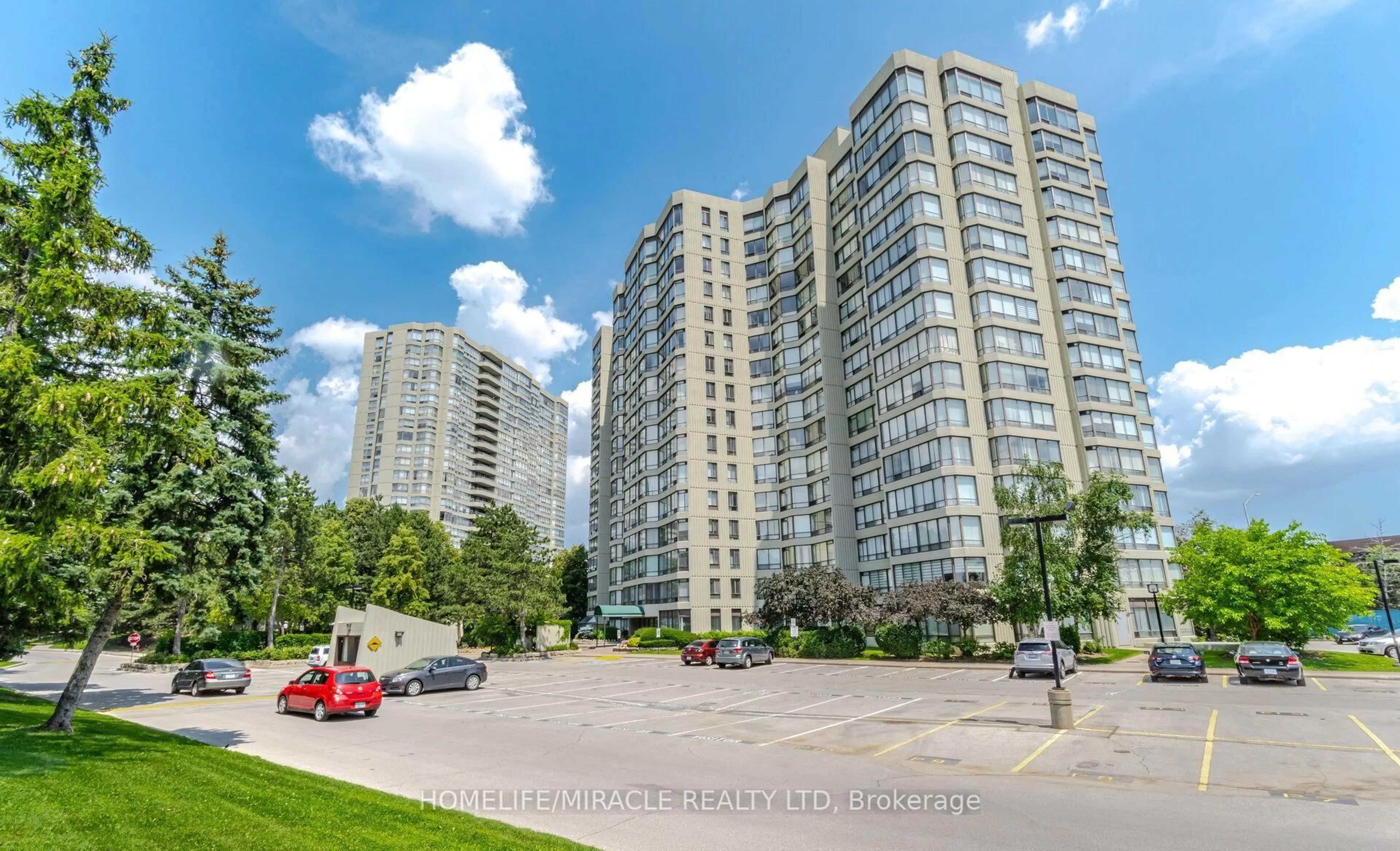A pic from outside/outdoor area/front of a property/back of a property/a pic from drone, unknown for 26 Hanover Rd #401, Brampton Ontario L6S 4T2