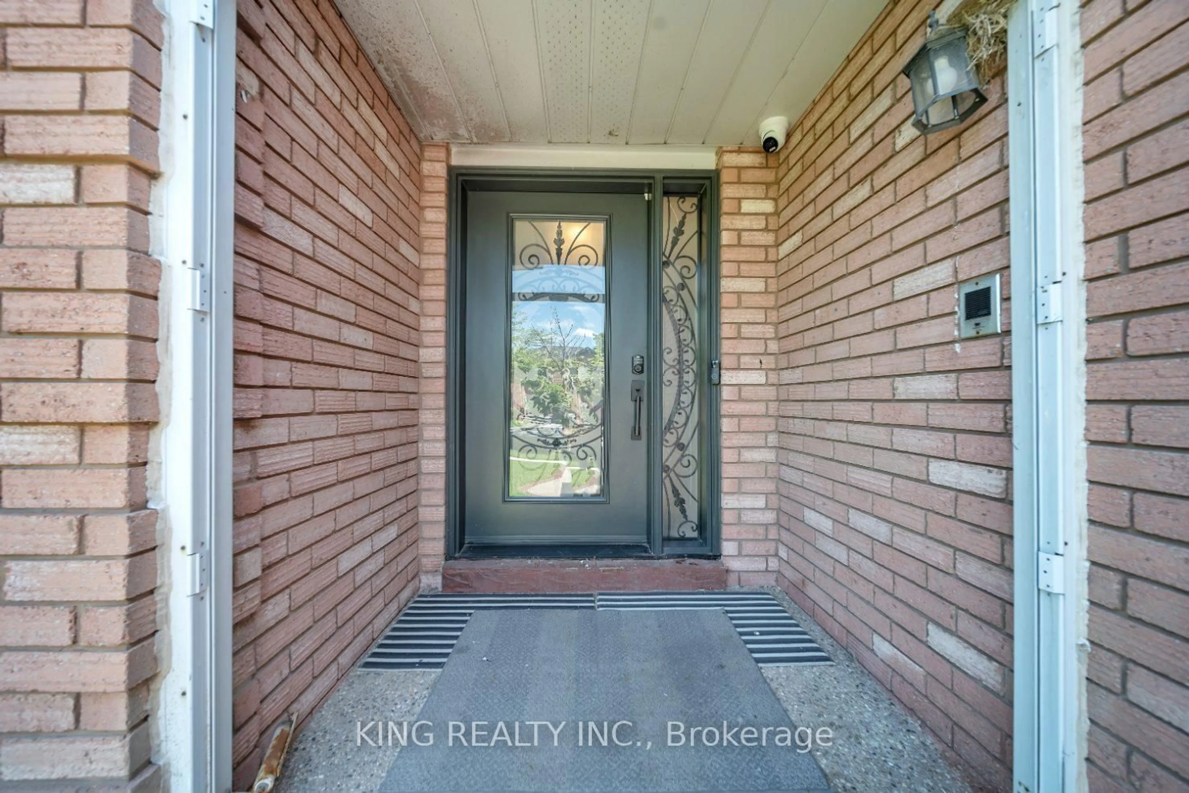 Indoor entryway for 2606 Ambercroft Tr, Mississauga Ontario L5M 4K3