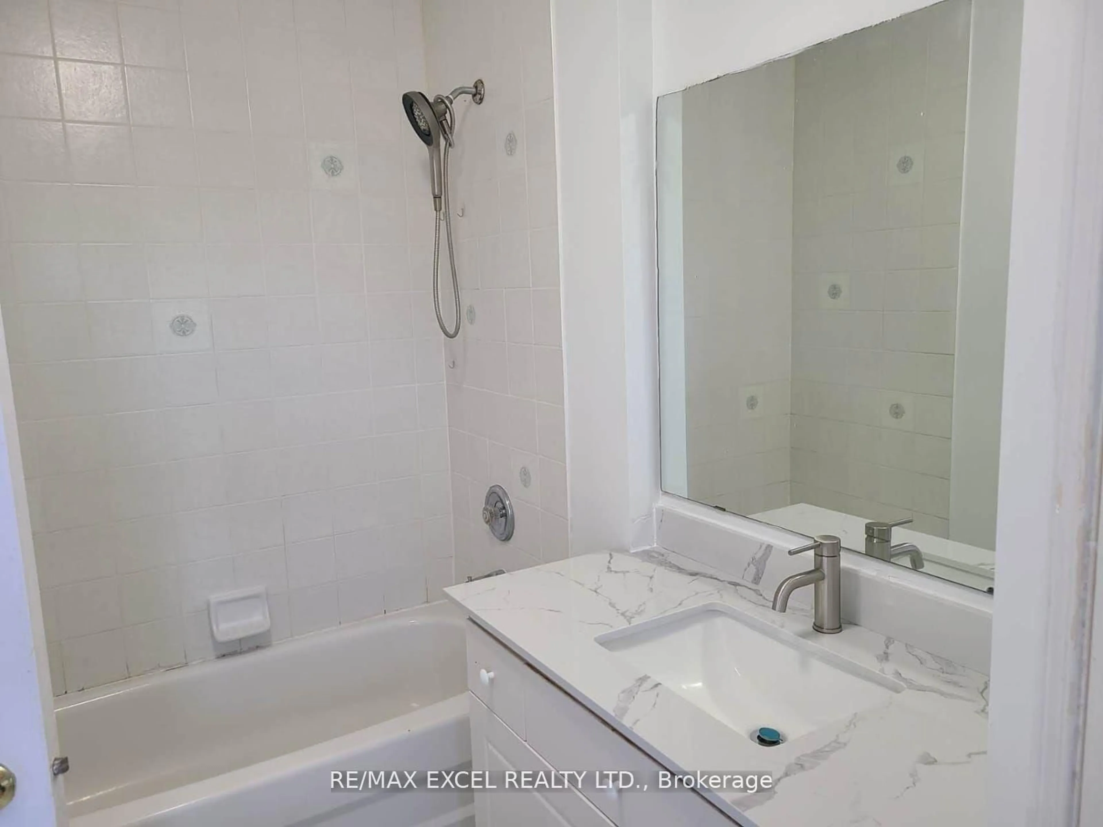 Standard bathroom, ceramic/tile floor for 95 Bunchberry Way, Brampton Ontario L6R 2E8