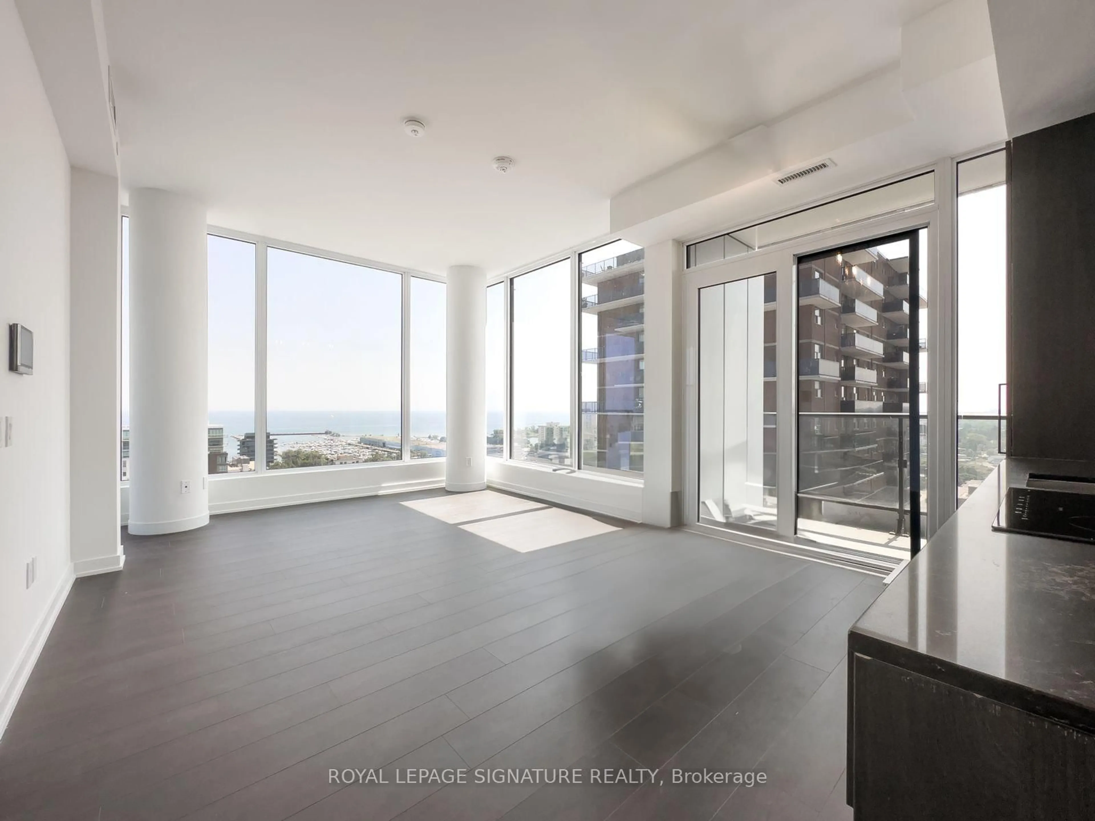 Indoor foyer for 28 Ann St #1803, Mississauga Ontario L5G 0E1