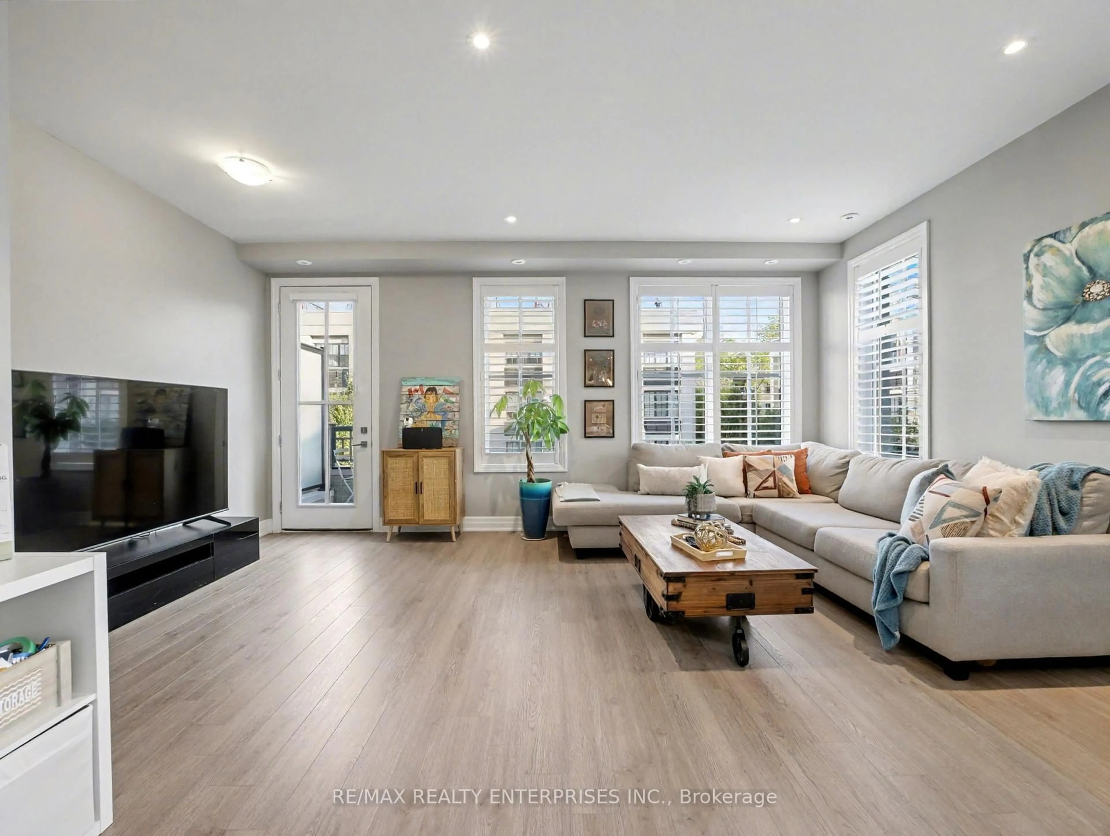 Living room with furniture, unknown for 657 Cricklewood Dr #532, Mississauga Ontario L5G 0B8