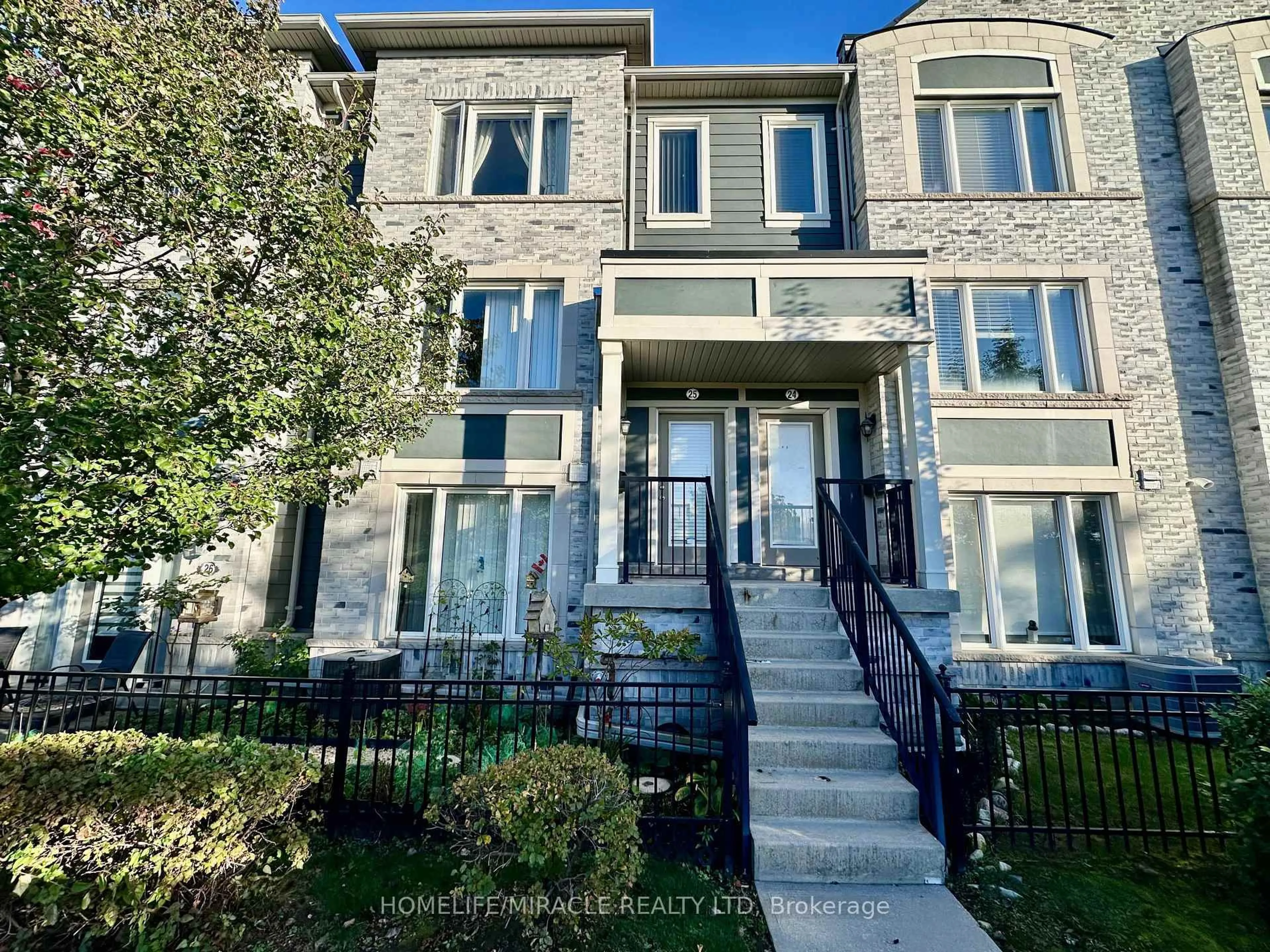 Home with brick exterior material, street for 60 Fairwood Circ #25, Brampton Ontario L6R 0Y6