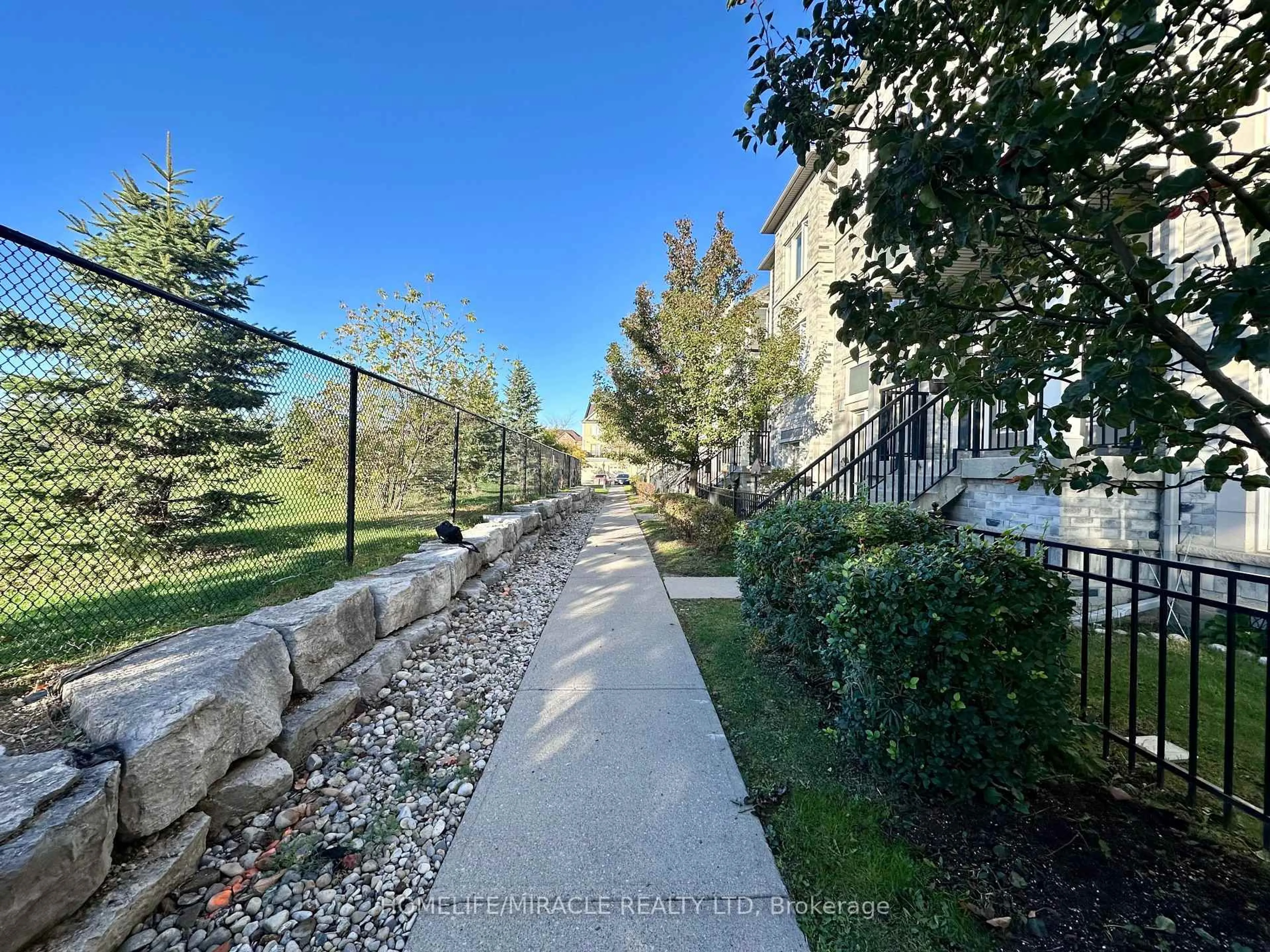 A pic from outside/outdoor area/front of a property/back of a property/a pic from drone, unknown for 60 Fairwood Circ #25, Brampton Ontario L6R 0Y6