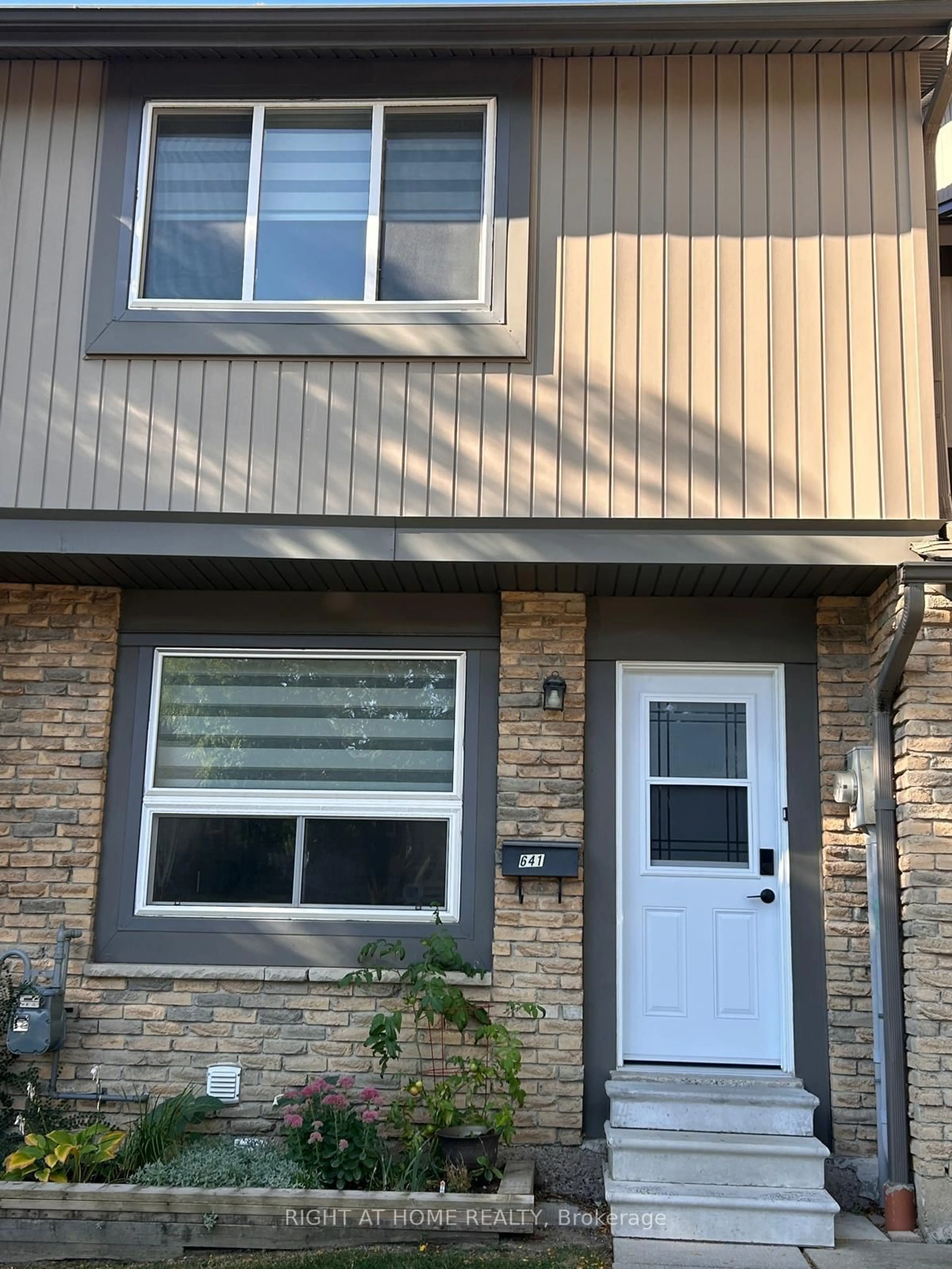 Home with vinyl exterior material, street for 641 Woodward Ave, Milton Ontario L9T 3K4