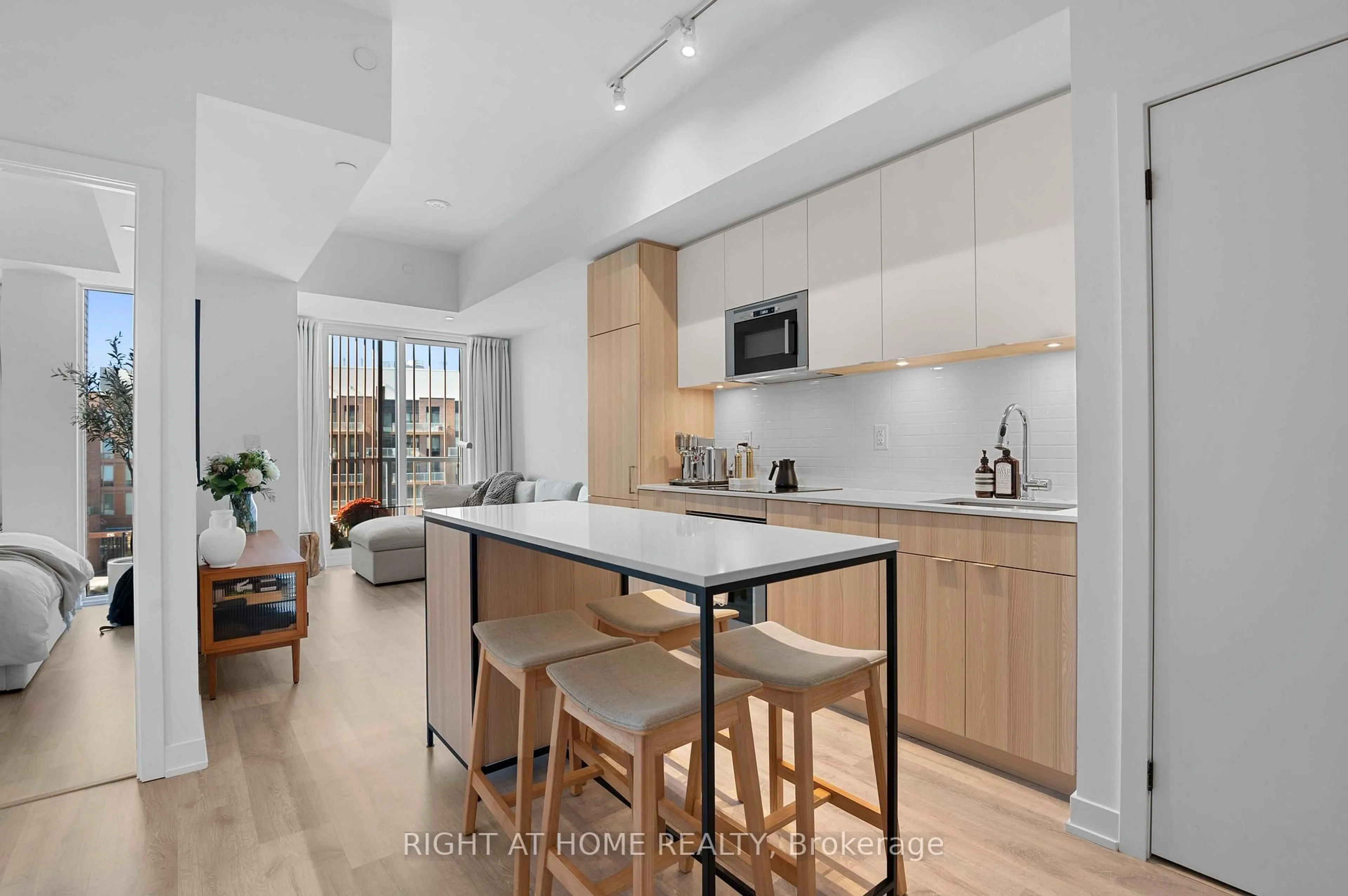 Open concept kitchen, unknown for 220 Missinnihe Way #403, Mississauga Ontario L5H 0A9
