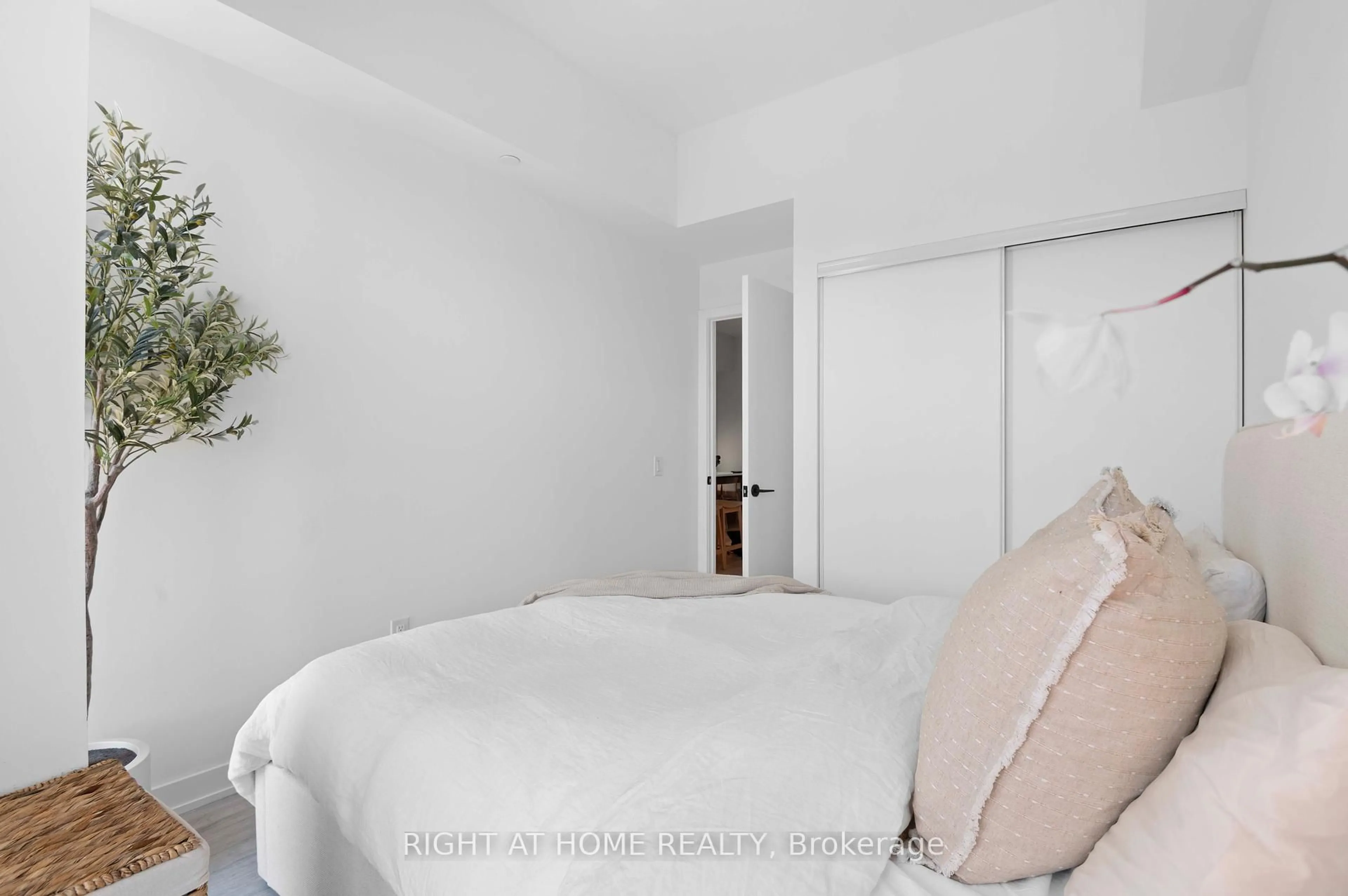 A pic of a room for 220 Missinnihe Way #403, Mississauga Ontario L5H 0A9