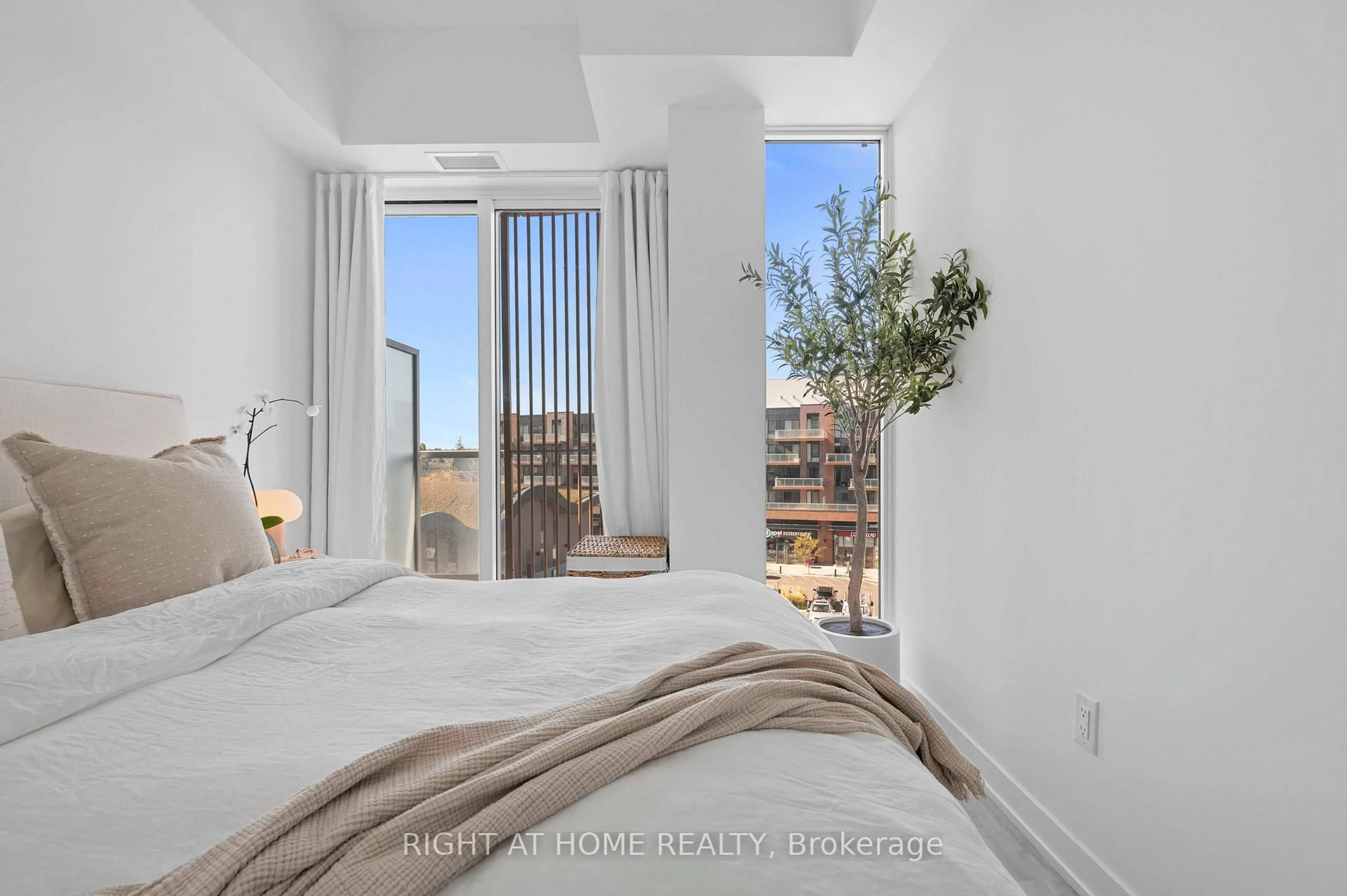 Bedroom with bed, unknown for 220 Missinnihe Way #403, Mississauga Ontario L5H 0A9