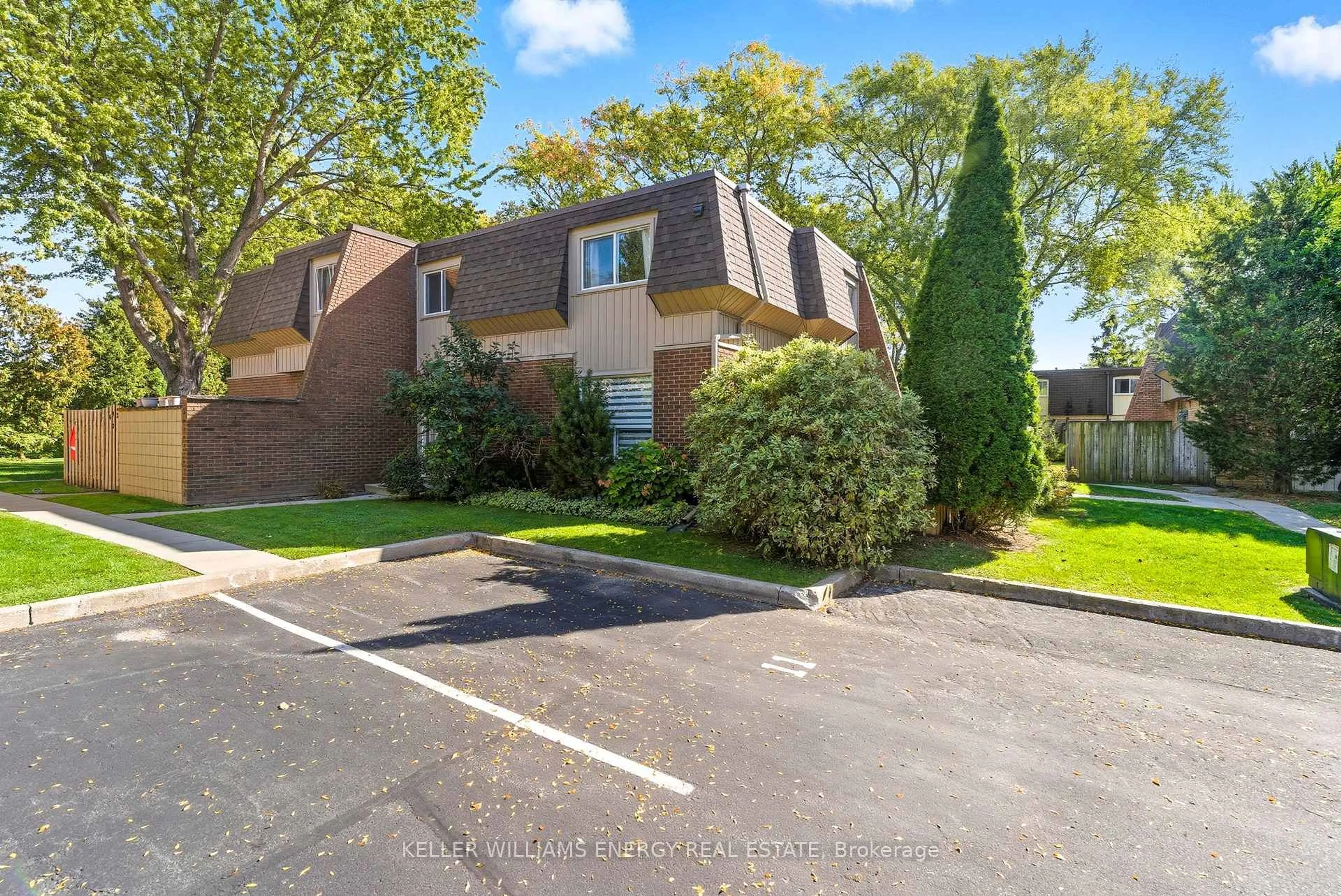A pic from outside/outdoor area/front of a property/back of a property/a pic from drone, unknown for 693 Francis Rd #4, Burlington Ontario L7T 3X6