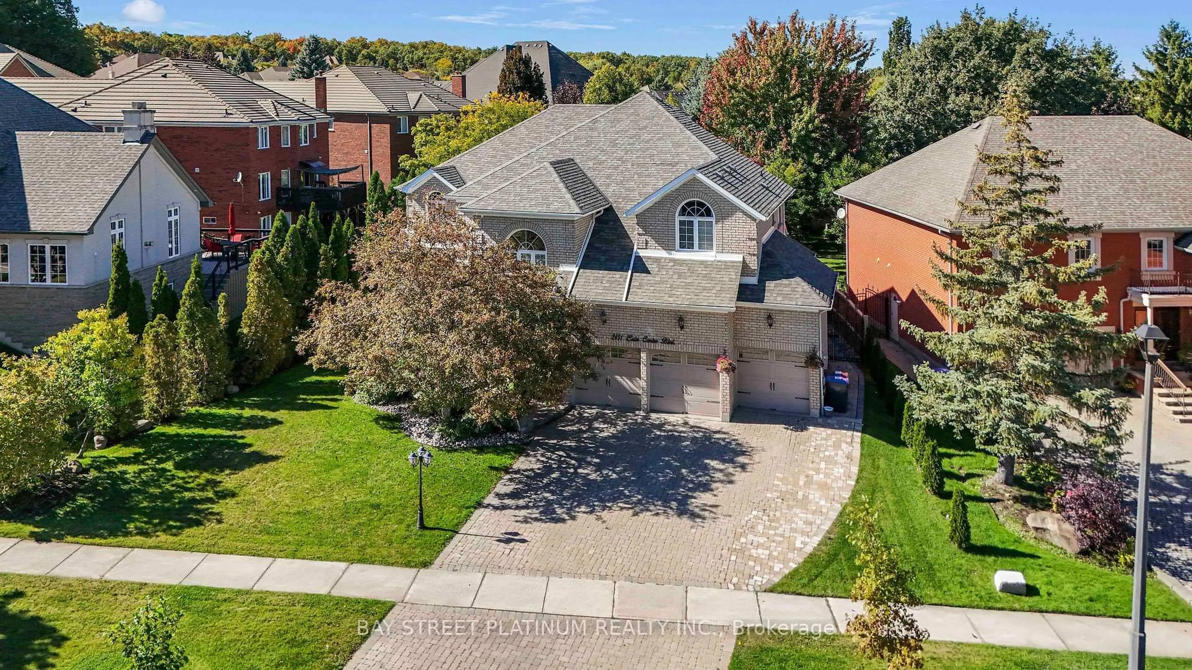 A pic from outside/outdoor area/front of a property/back of a property/a pic from drone, street for 2451 Erin Centre Blvd, Mississauga Ontario L5M 5B3