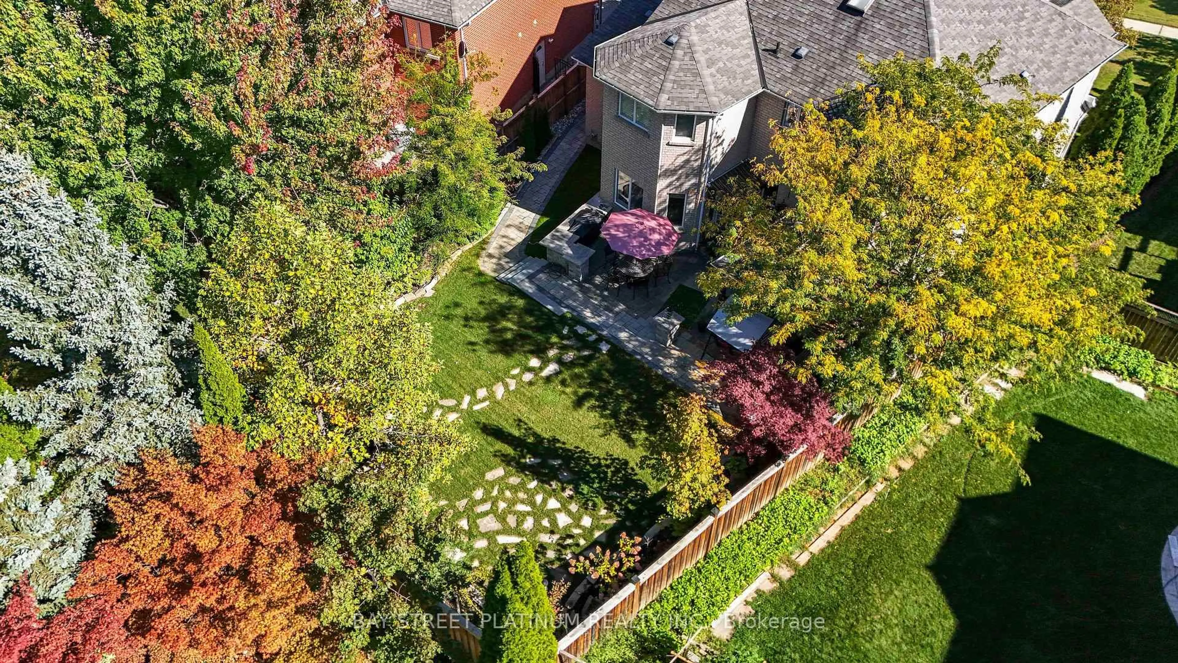 A pic from outside/outdoor area/front of a property/back of a property/a pic from drone, street for 2451 Erin Centre Blvd, Mississauga Ontario L5M 5B3