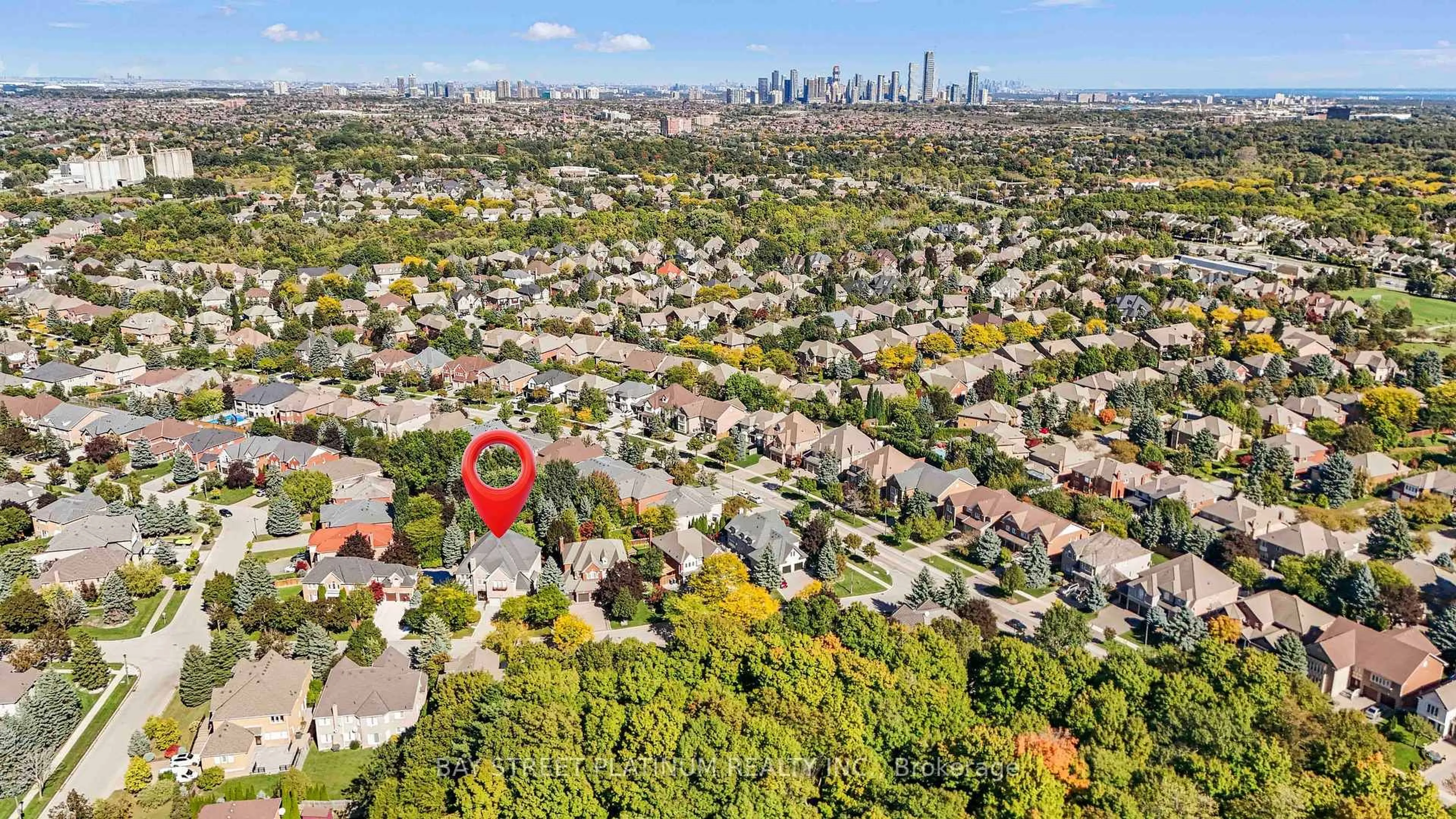 A pic from outside/outdoor area/front of a property/back of a property/a pic from drone, city buildings view from balcony for 2451 Erin Centre Blvd, Mississauga Ontario L5M 5B3