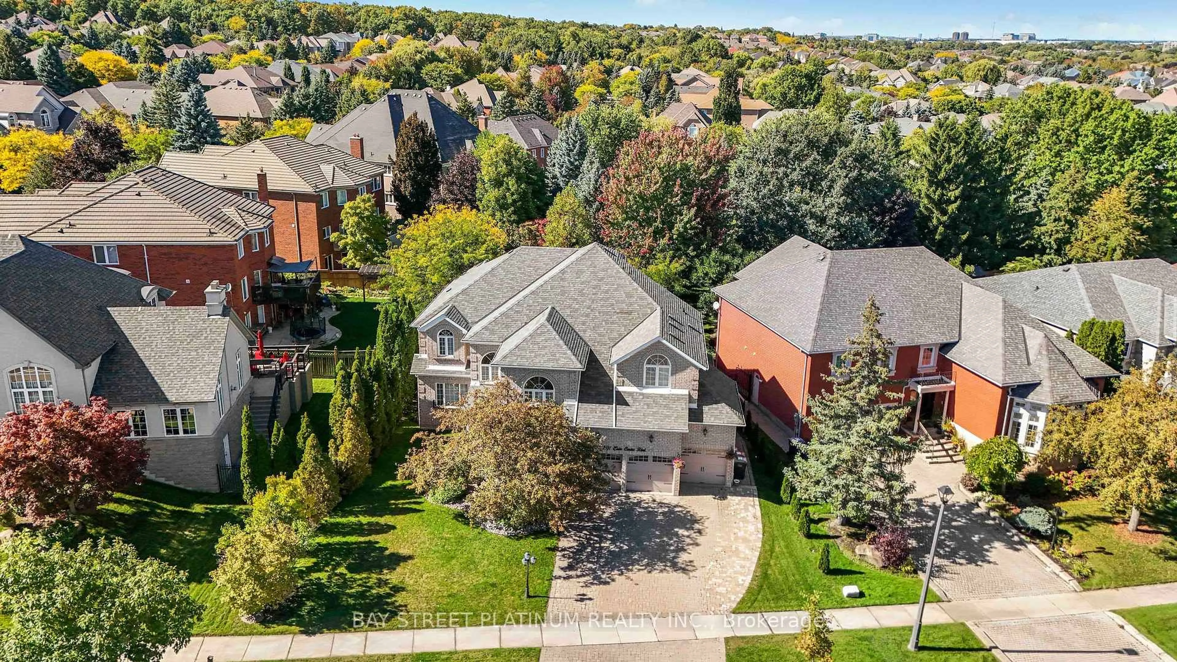 A pic from outside/outdoor area/front of a property/back of a property/a pic from drone, street for 2451 Erin Centre Blvd, Mississauga Ontario L5M 5B3